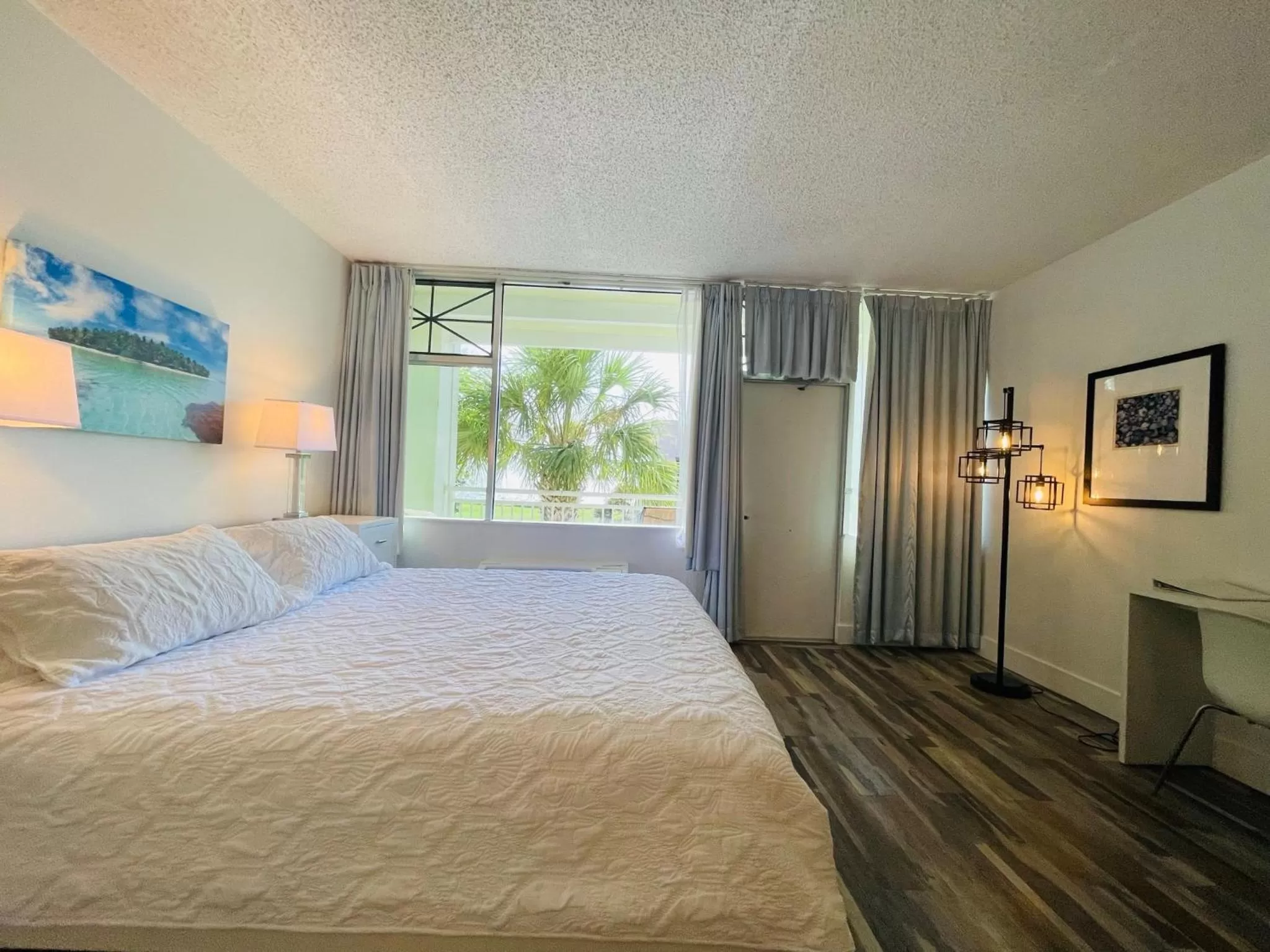Bed in TAMPA BAY, BEACH step away, WIFI, FREE PARKING,POOLS, JACUZZI