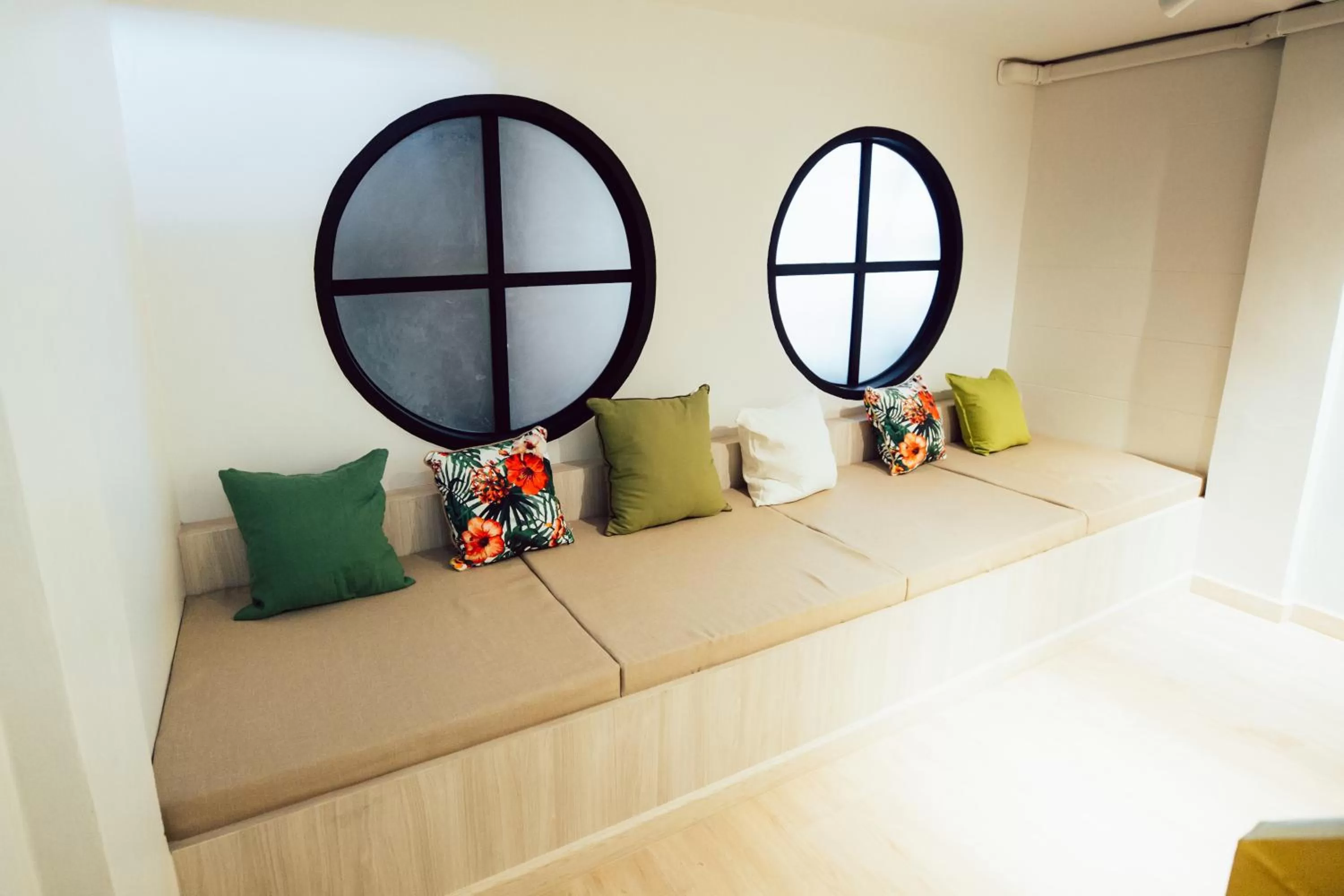 Living room, Bed in J's Cafe and Poshtel