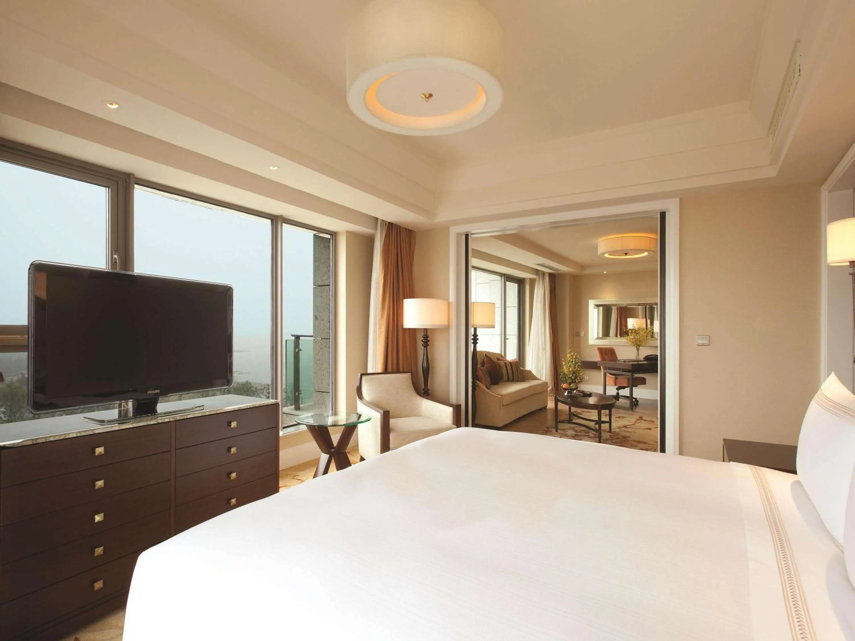 Photo of the whole room, Bed in Fairmont Yangcheng Lake