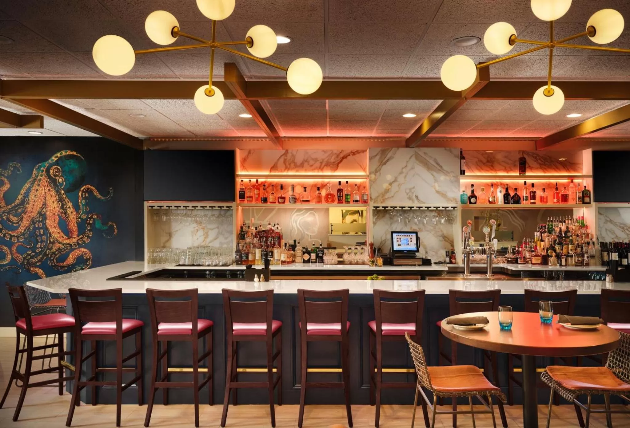 Lounge or bar in Holiday Inn & Suites Boston Peabody by IHG