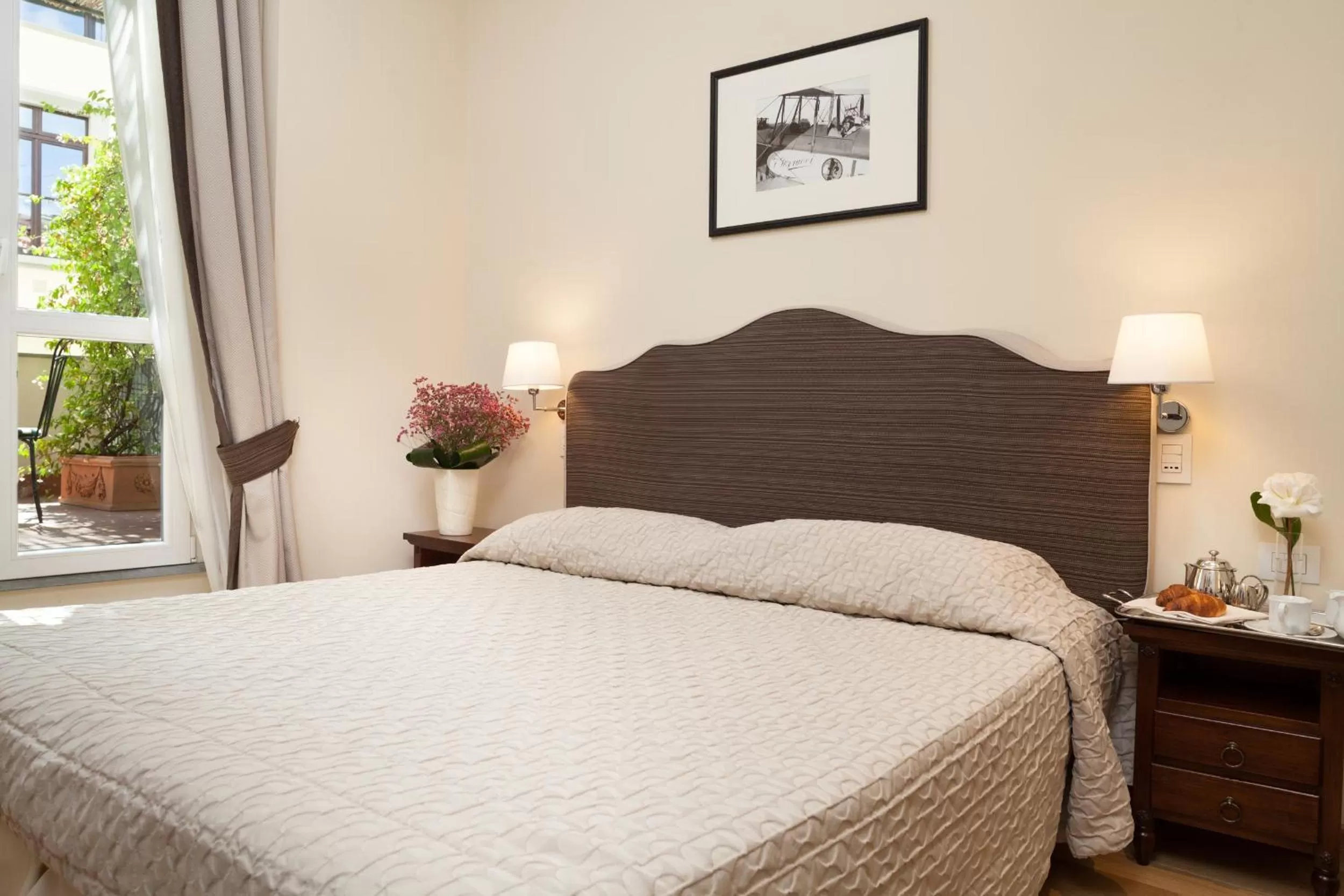 Bedroom, Bed in Hotel Executive