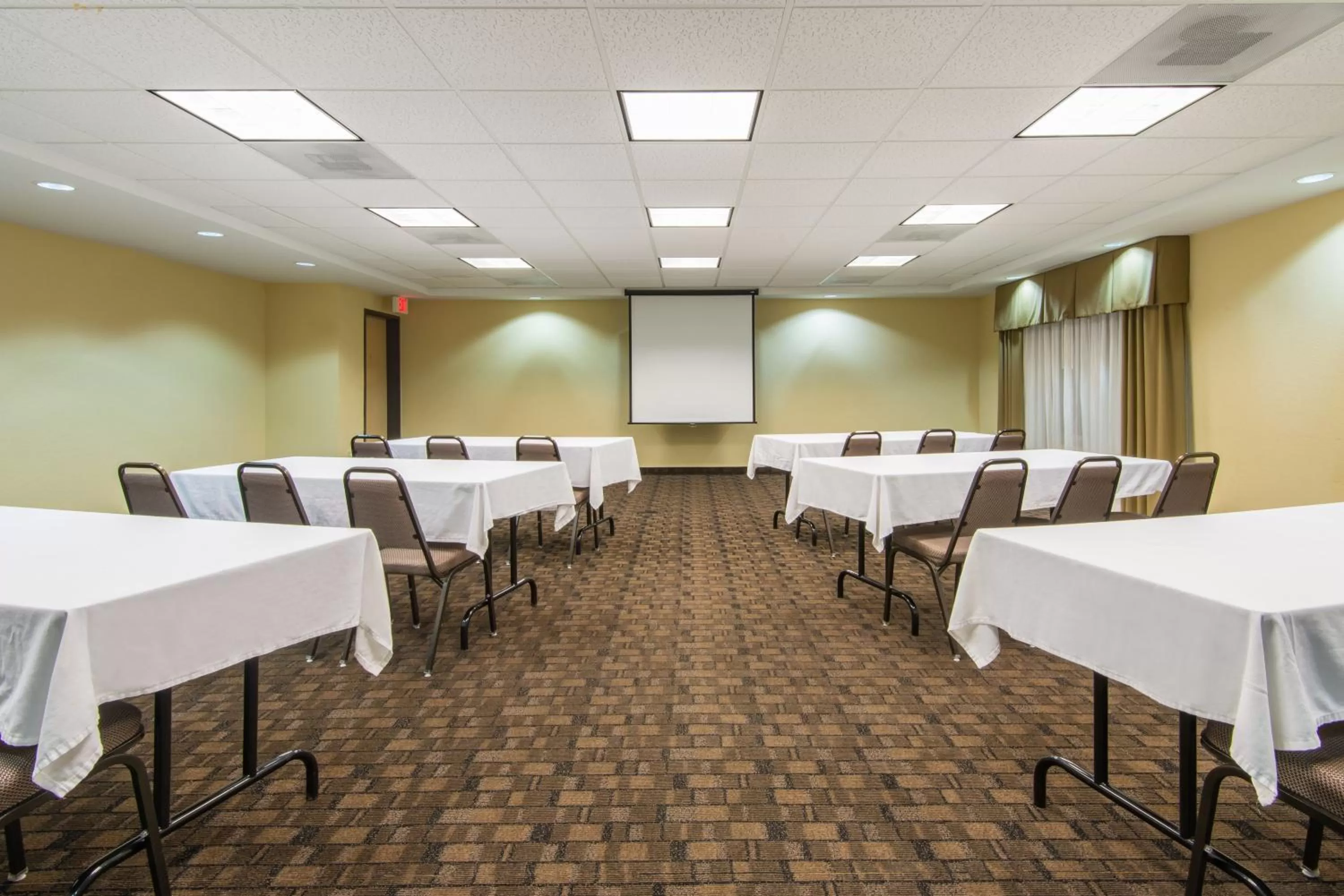 Meeting/conference room in Holiday Inn Express Hotel & Suites El Dorado by IHG