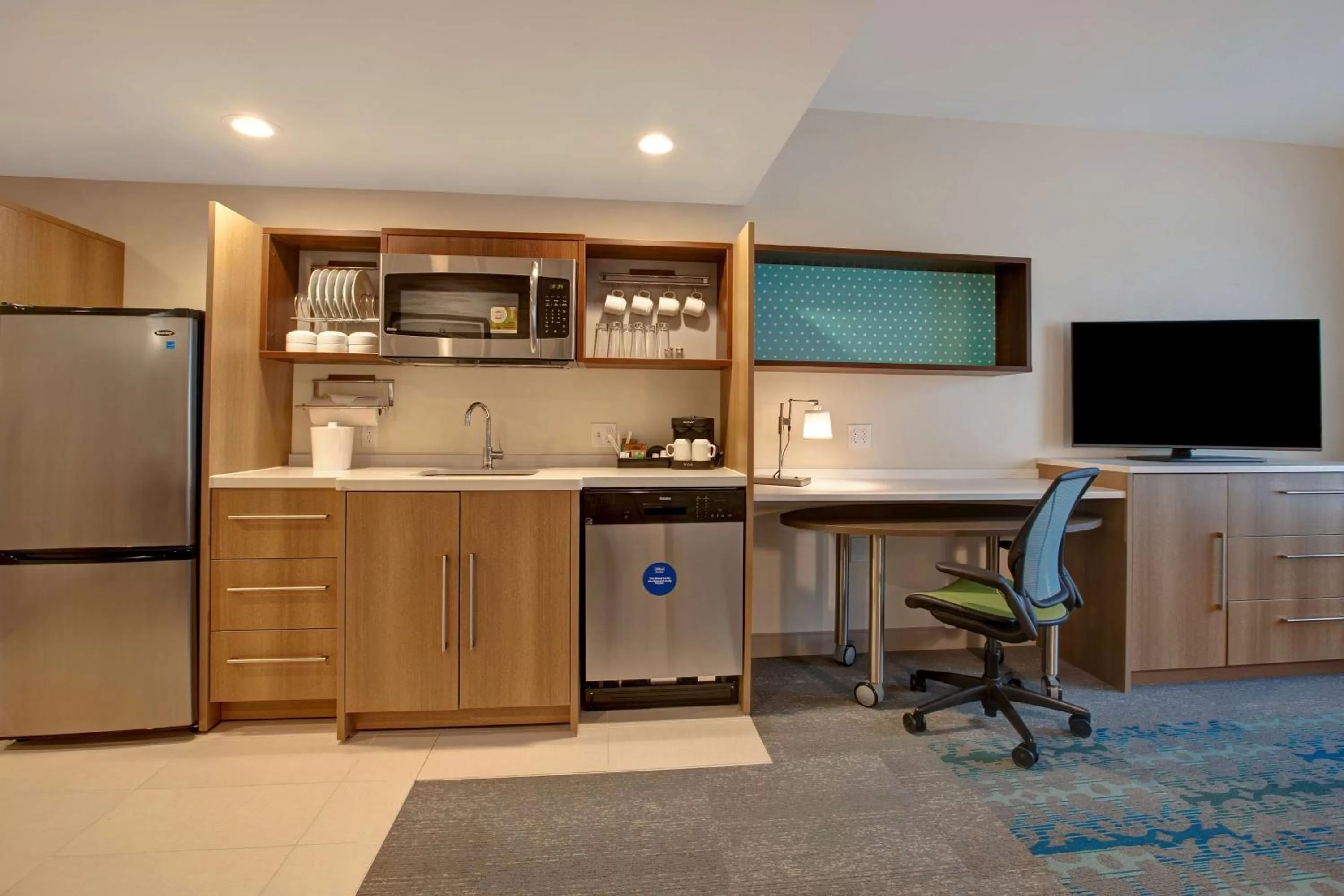 Kitchen or kitchenette in Home2 Suites By Hilton Carmel Indianapolis