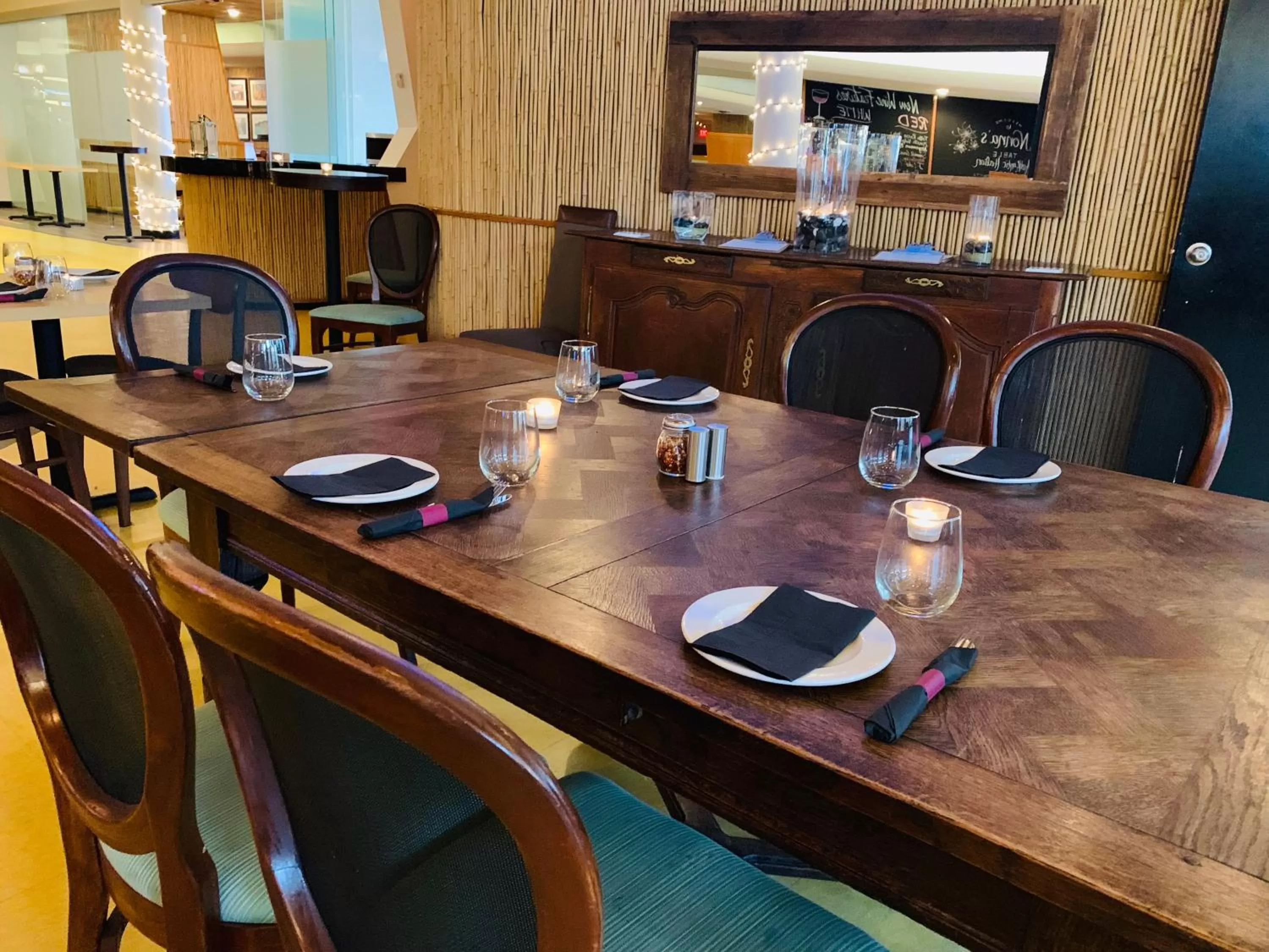 Restaurant/places to eat in Hotel at the Waldorf