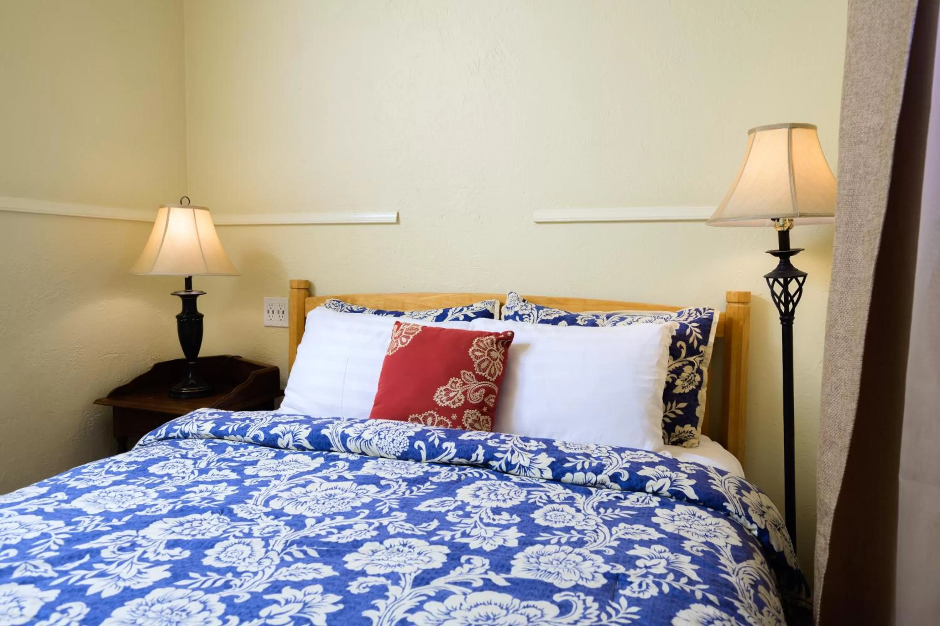 Kitchen or kitchenette, Bed in Marina Motel