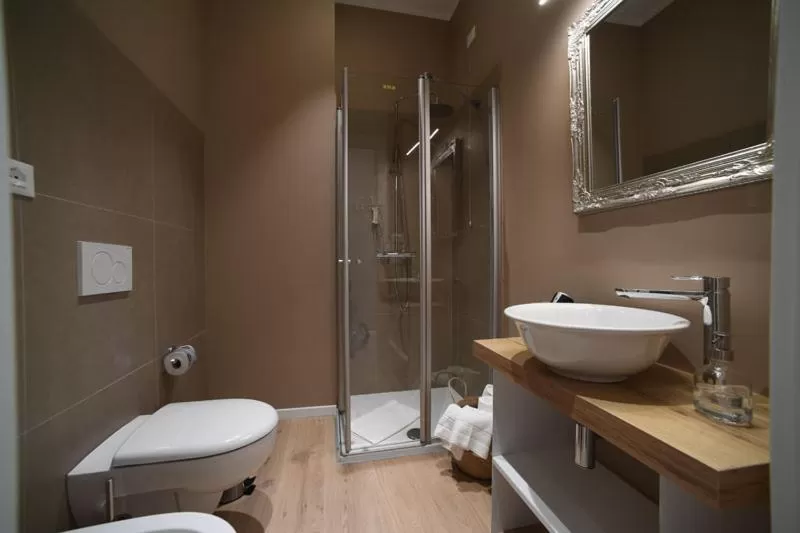 Shower in Lainez Rooms & Suites