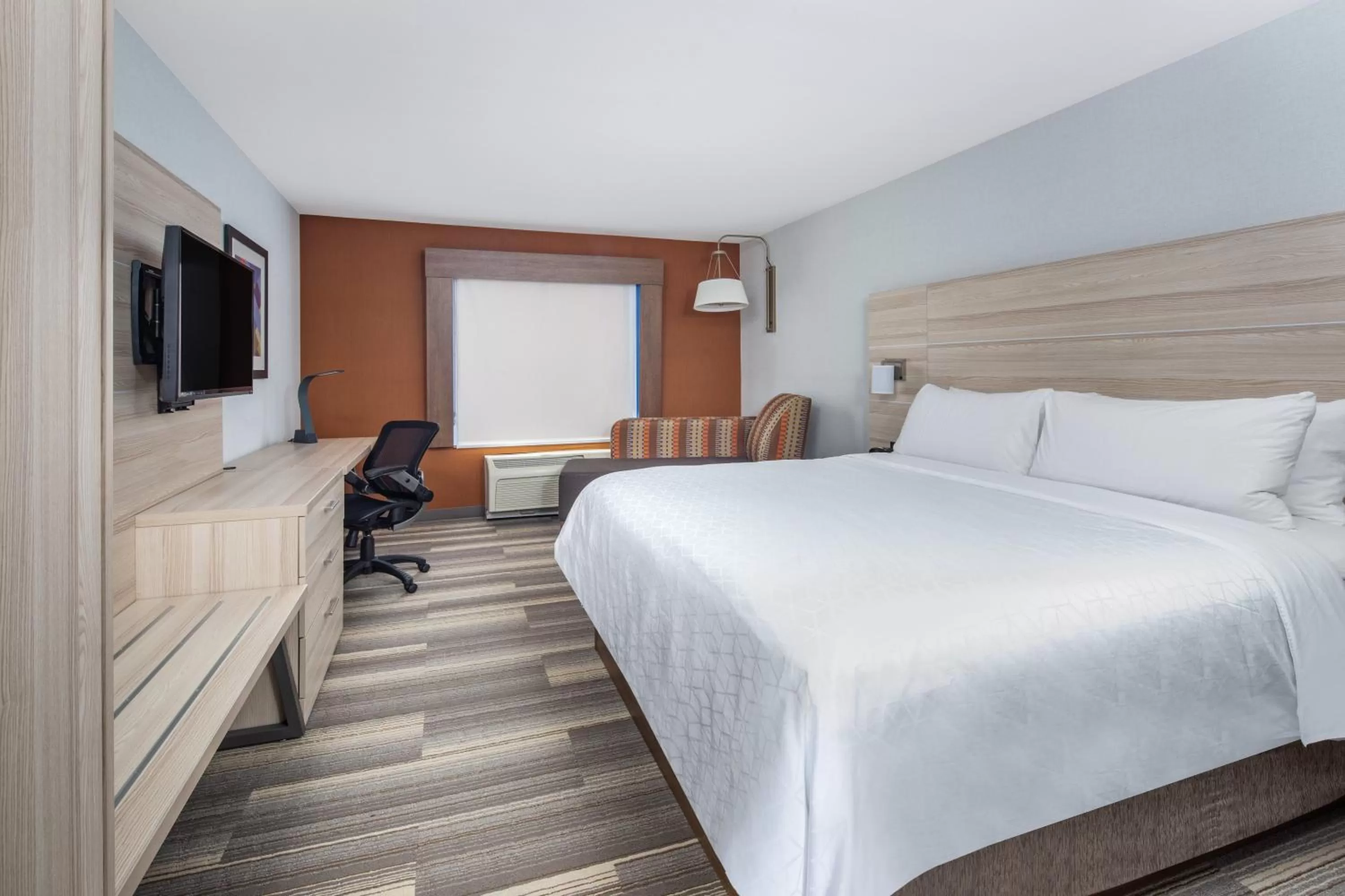 Photo of the whole room, Bed in Holiday Inn Express Ontario by IHG