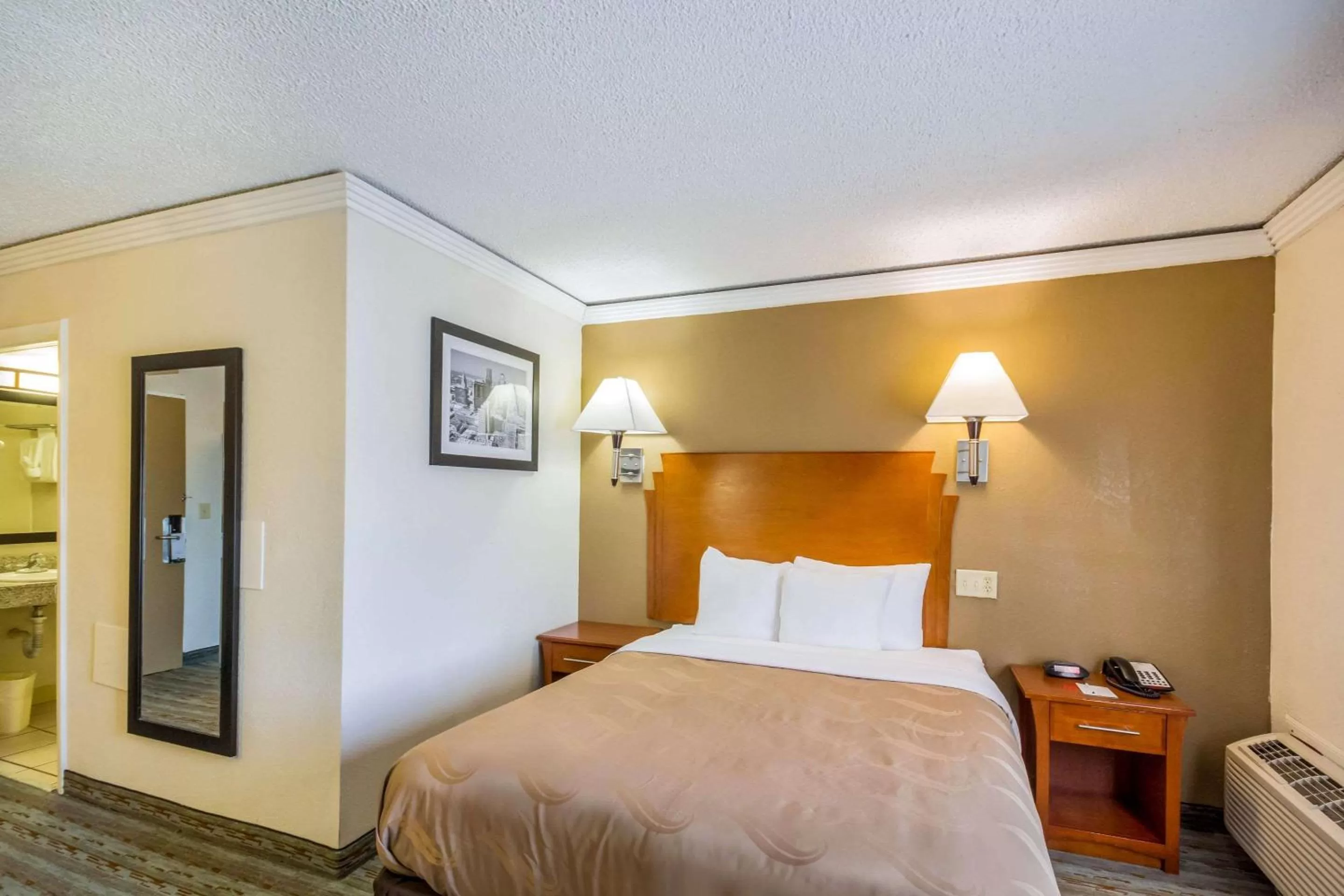 Photo of the whole room, Bed in Quality Inn & Suites Kansas City - Independence I-70 East