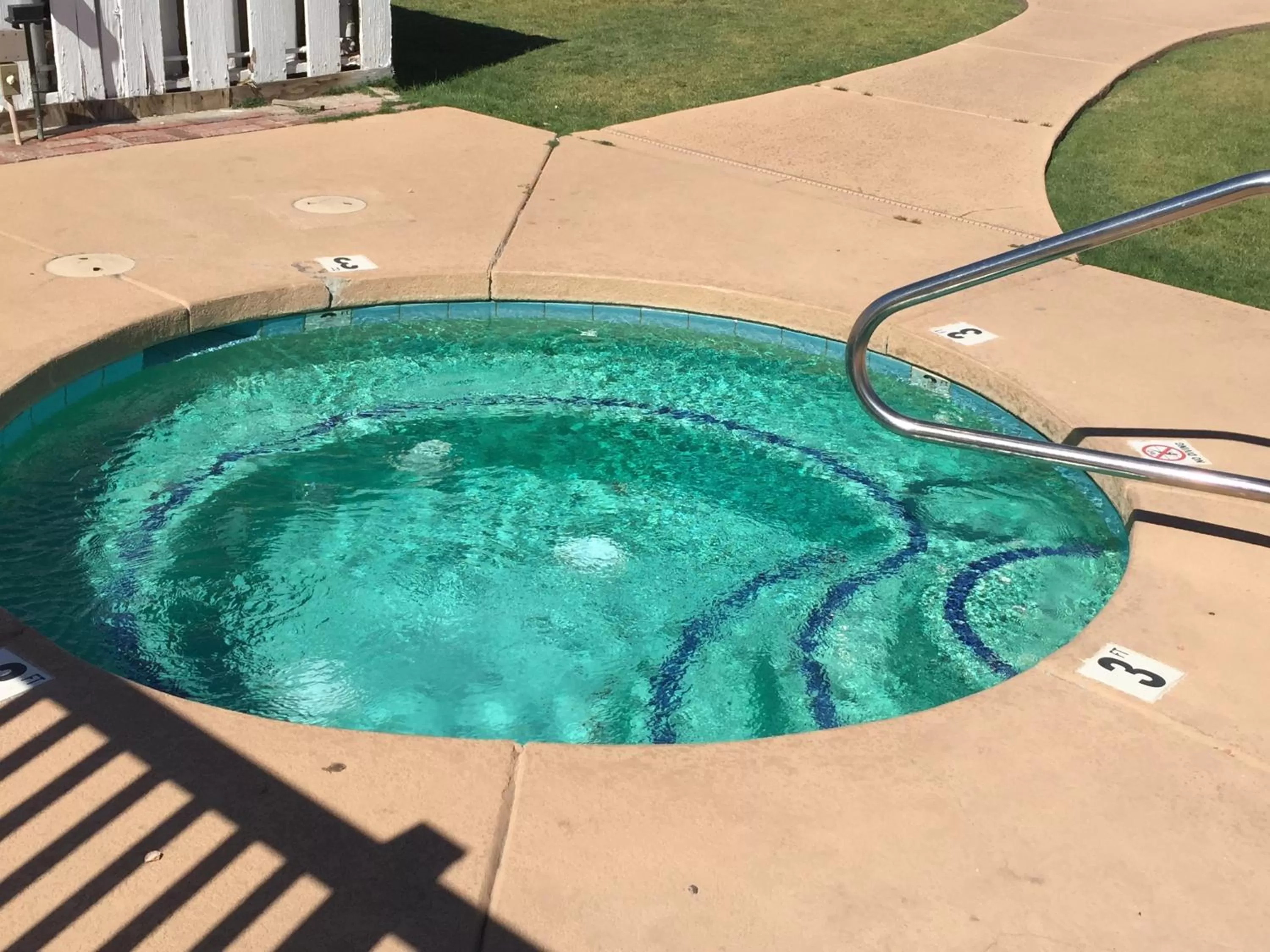 Day in EZ 8 Motel Airporter