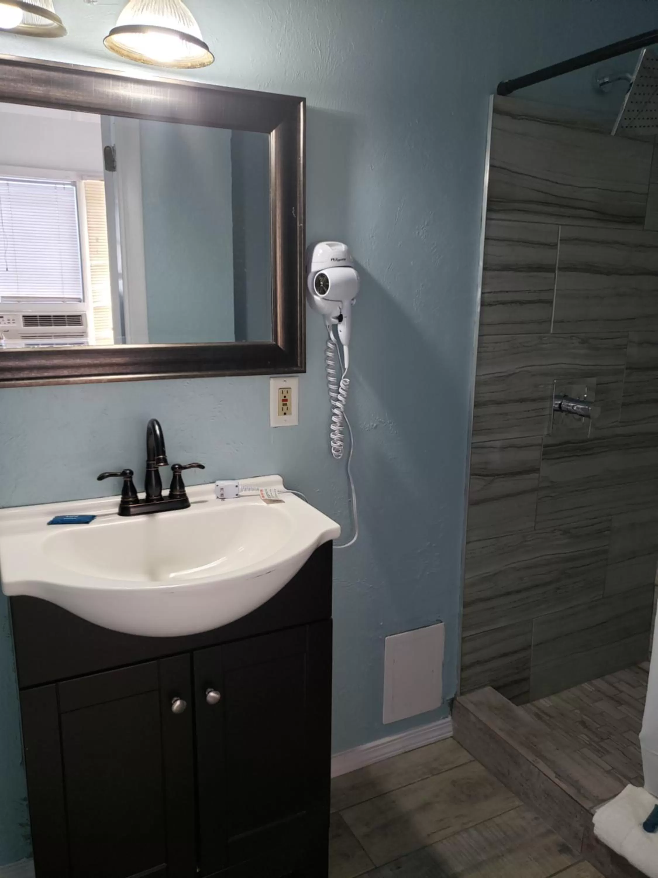 Bathroom in Topaz Motel - Flagler Beach