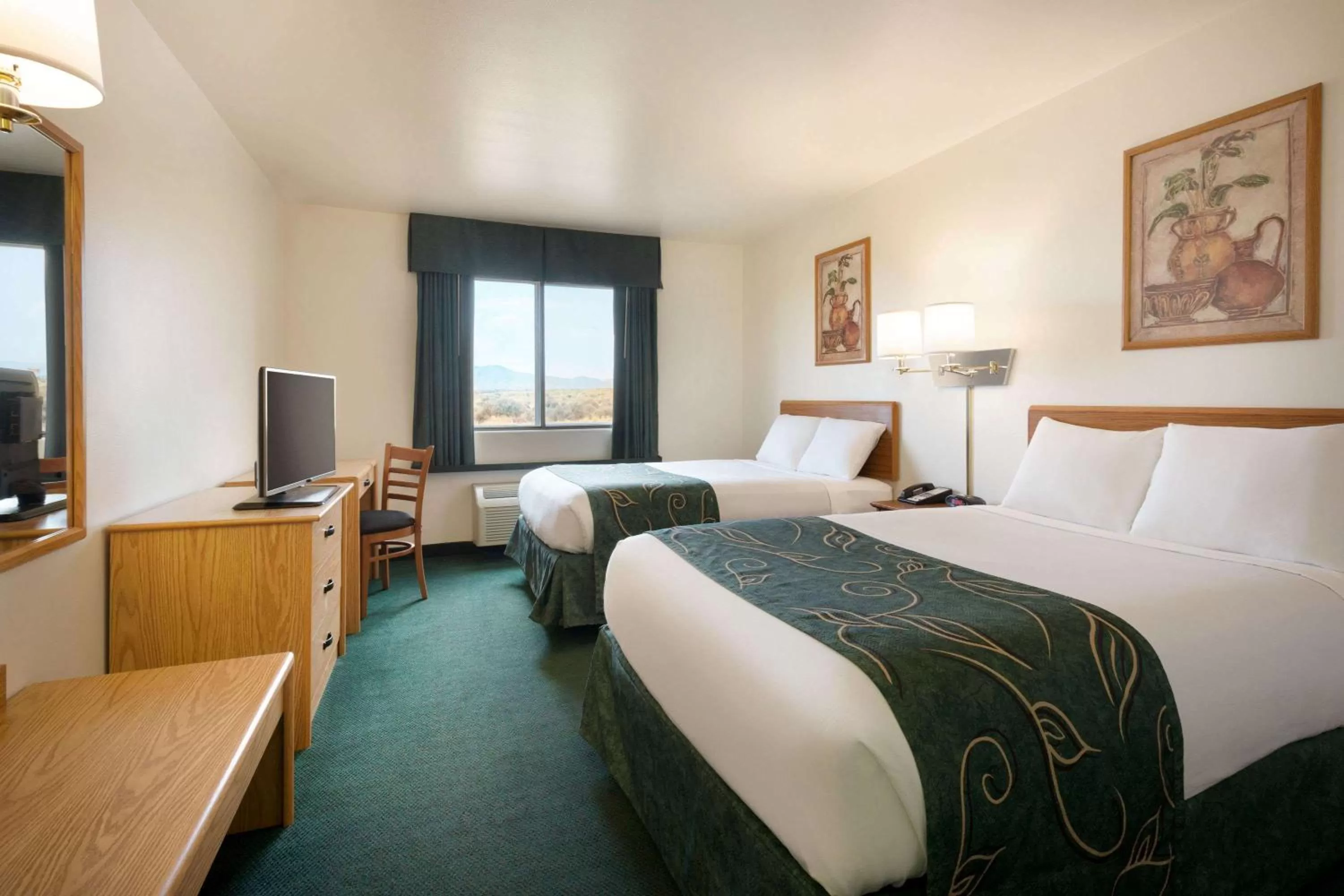 Photo of the whole room, Bed in Travelodge by Wyndham Milford