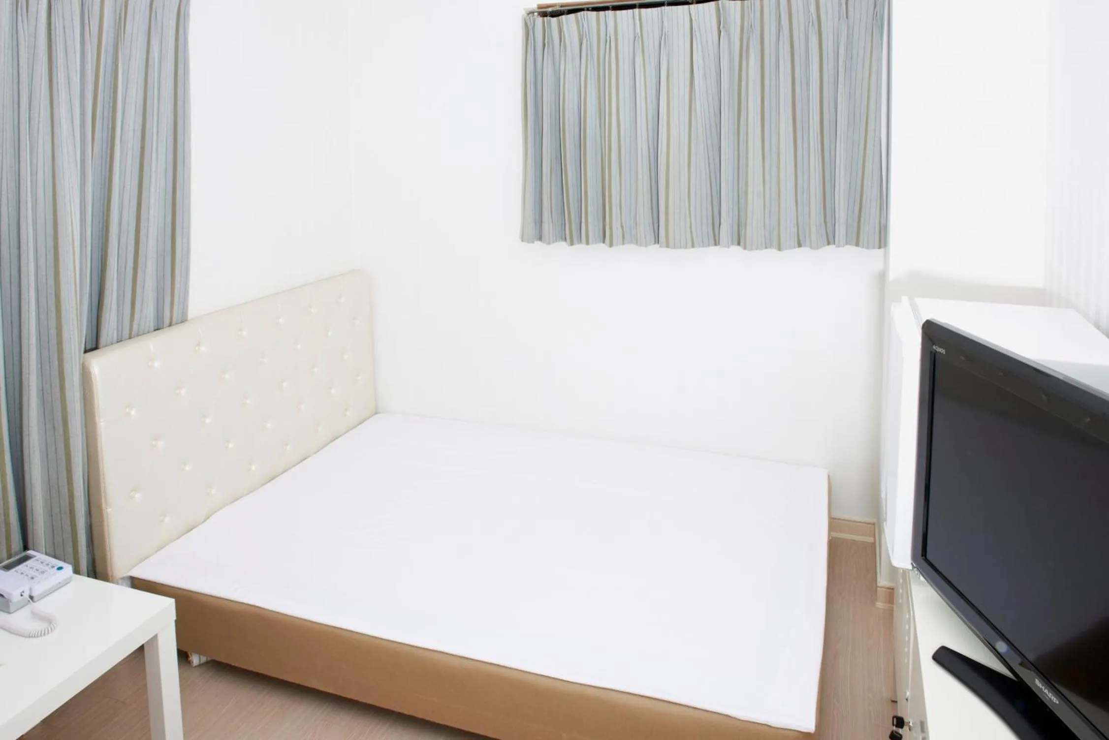 Bed in Hotel Empire in Shinjuku