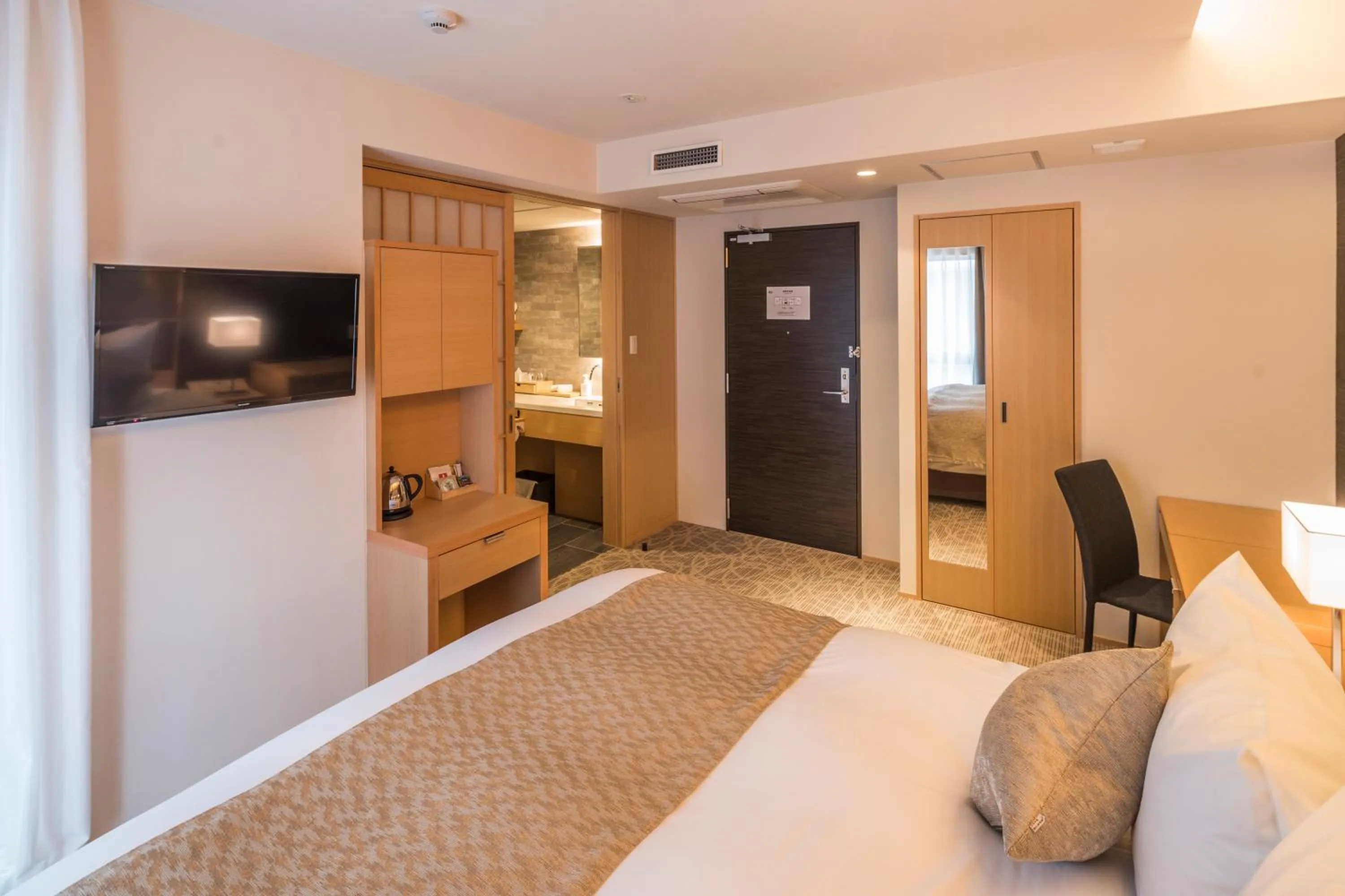 Photo of the whole room, Bed in Kyoto Shinmachi Rokkaku Hotel grandereverie