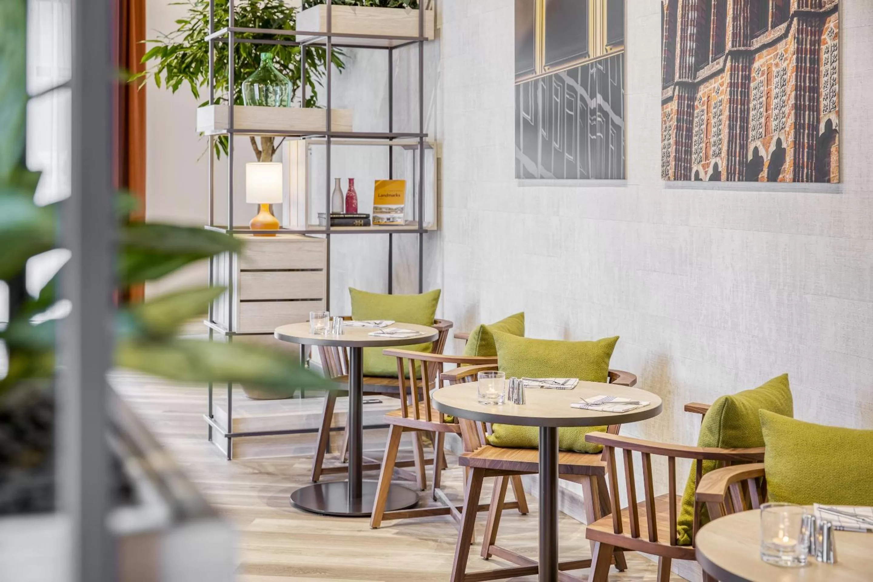 Lounge or bar in IntercityHotel Saarbrücken