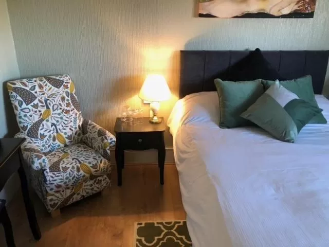 Double Room with Private External Bathroom in The Horseshoe & Castle