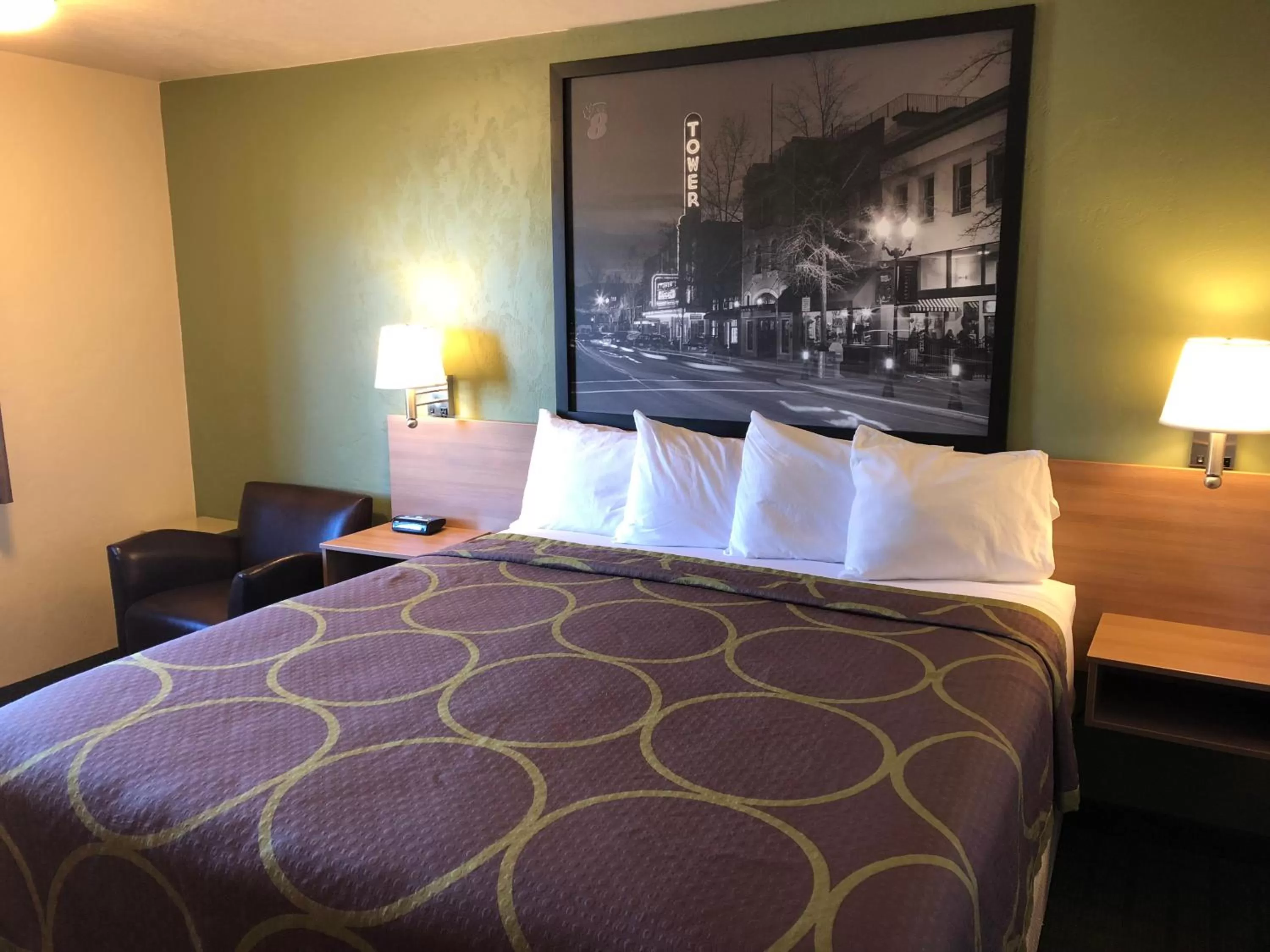 Bedroom, Bed in Super 8 by Wyndham Bend