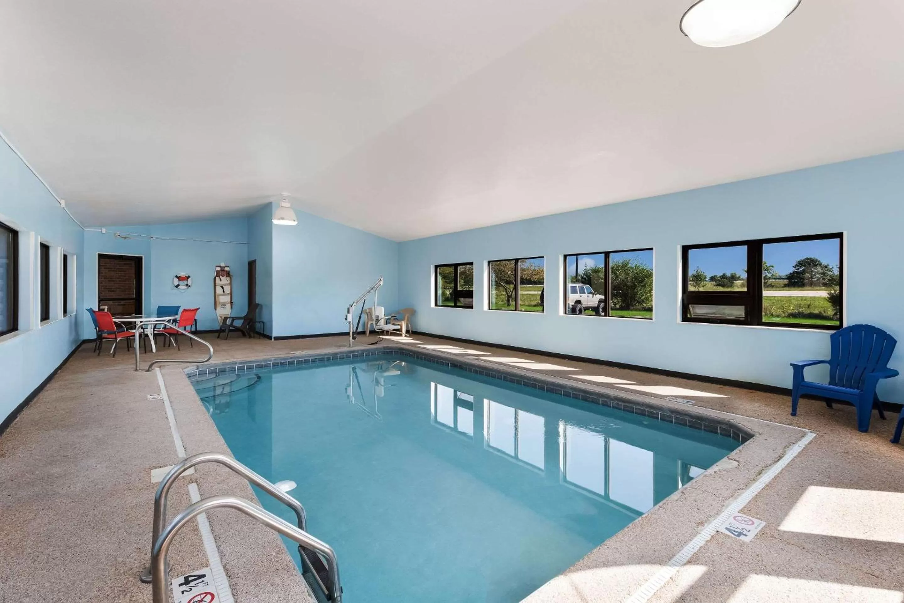 Swimming pool in Quality Inn Upper Sandusky