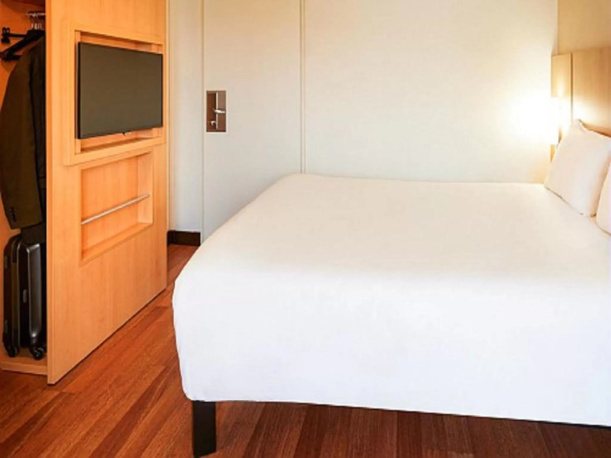 Photo of the whole room, Bed in ibis Toulouse Centre