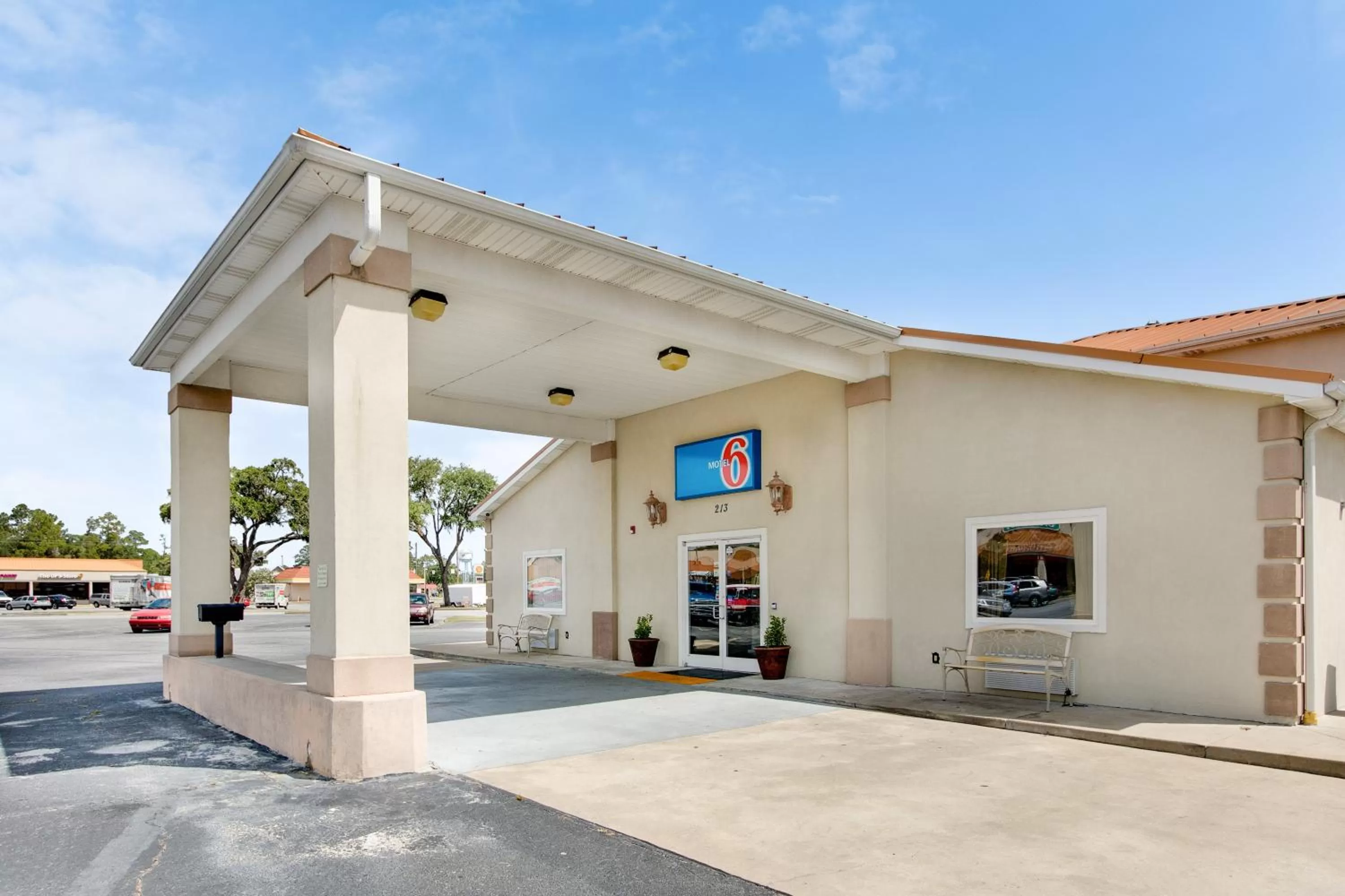 Facade/entrance in Motel 6-Hinesville, GA