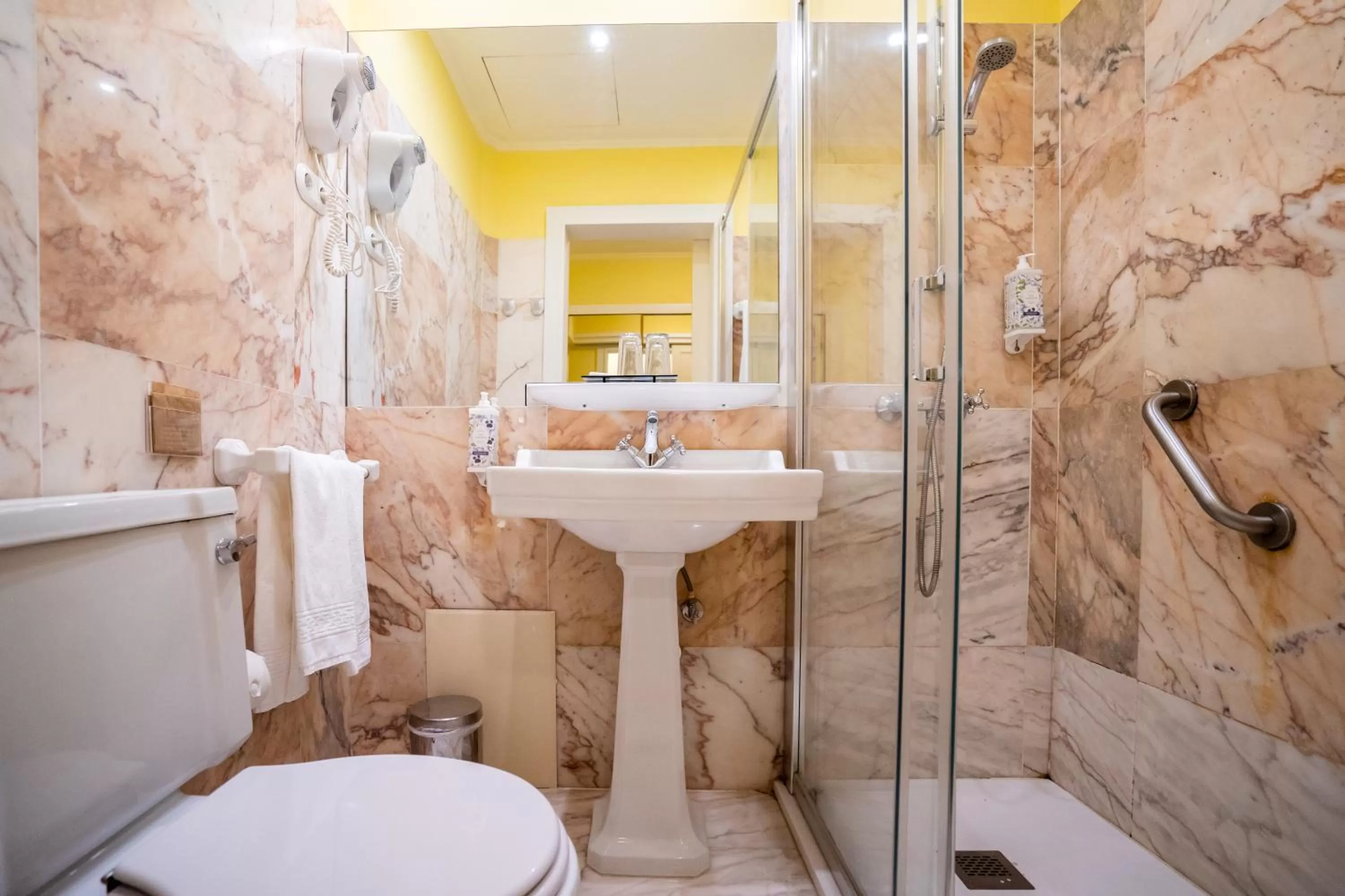 Shower in Grande Hotel do Porto