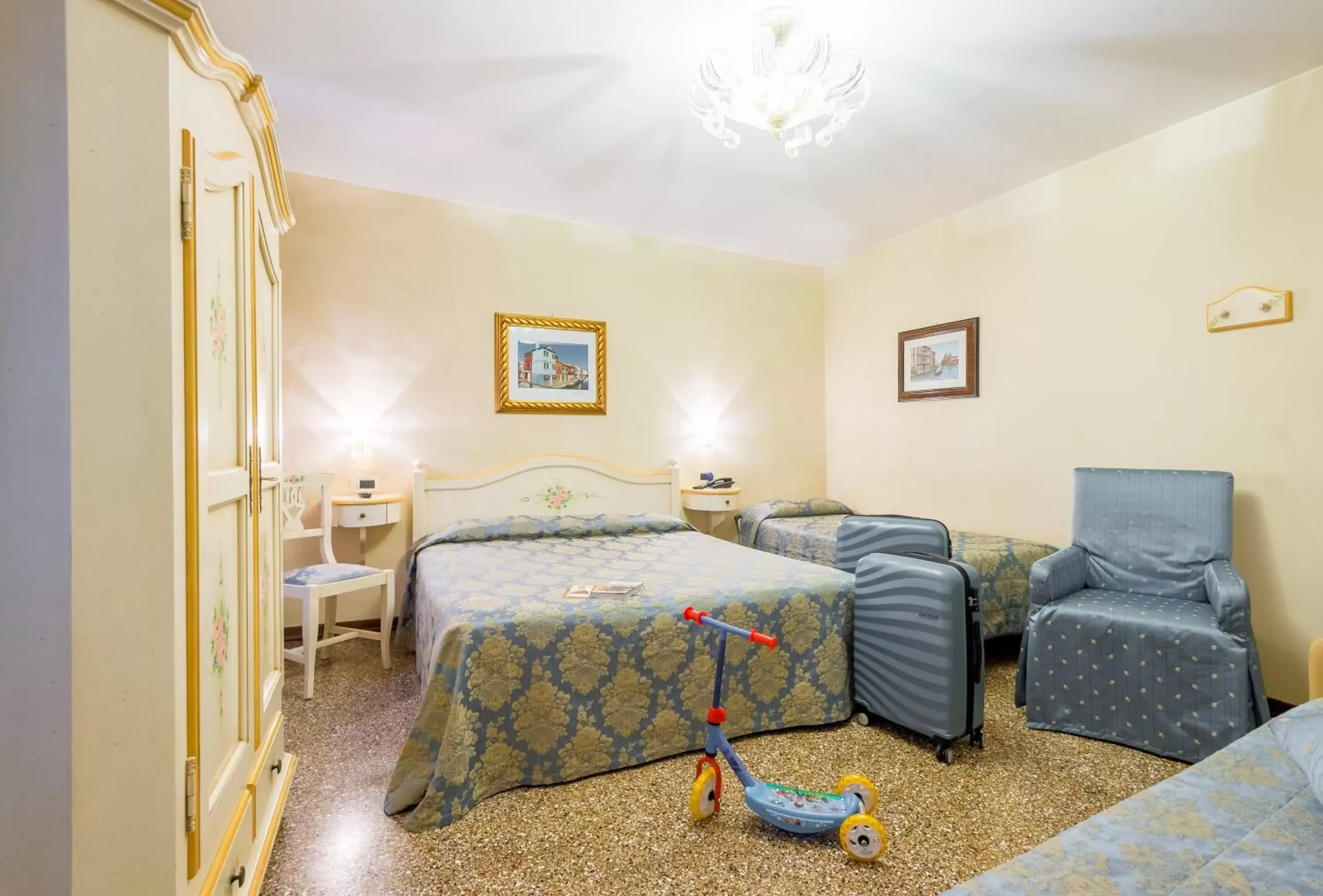 Superior Double Room with Canal View in Hotel Mercurio Superior Double Room with Canal View in Hotel Mercurio