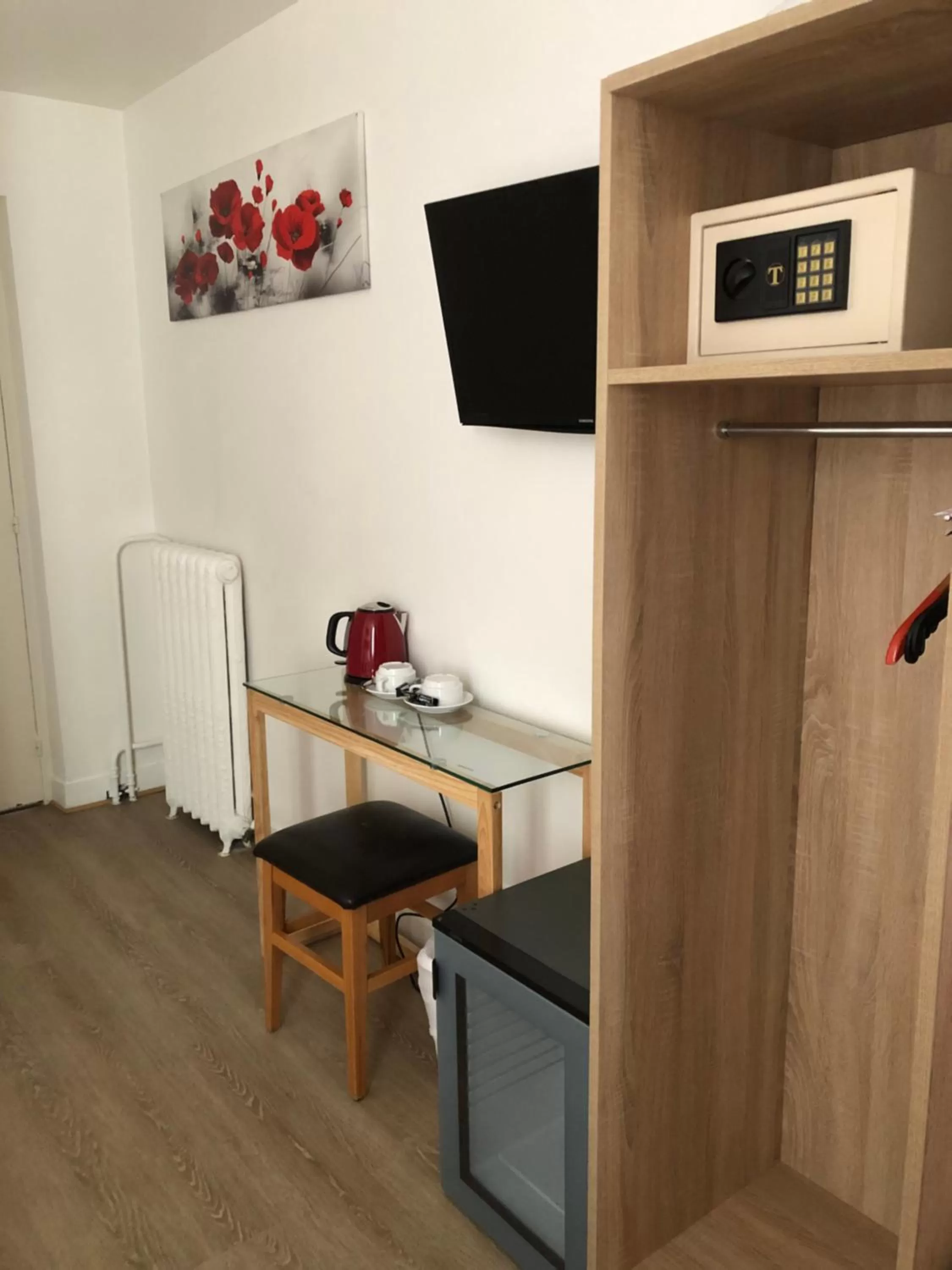 Coffee/tea facilities in Hôtel de Bordeaux