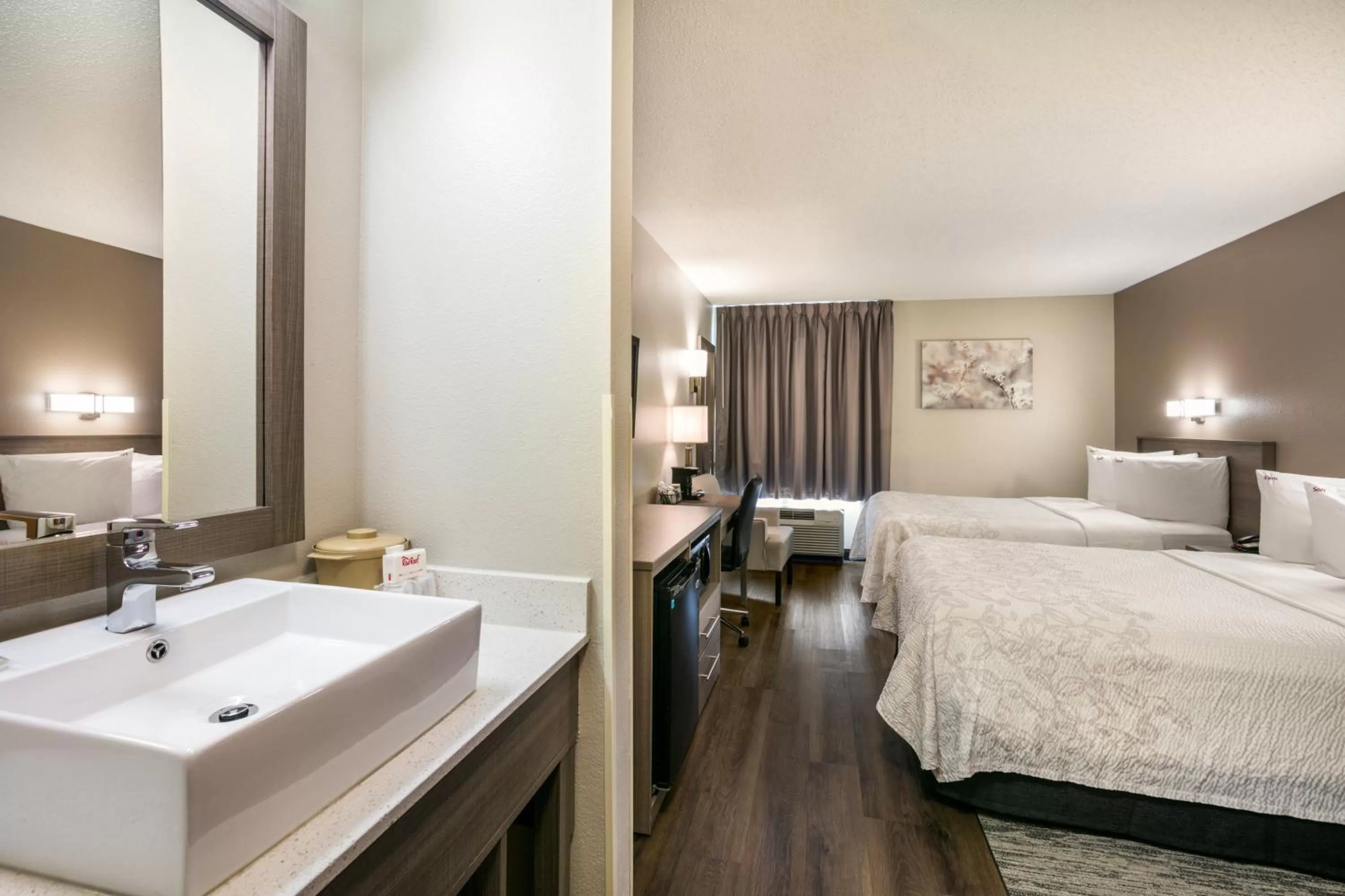 Photo of the whole room, Bed in Red Roof Inn PLUS+ Boston - Logan