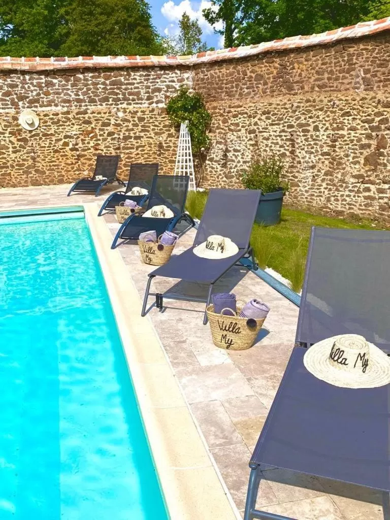 Swimming pool in Villa MY le Mans