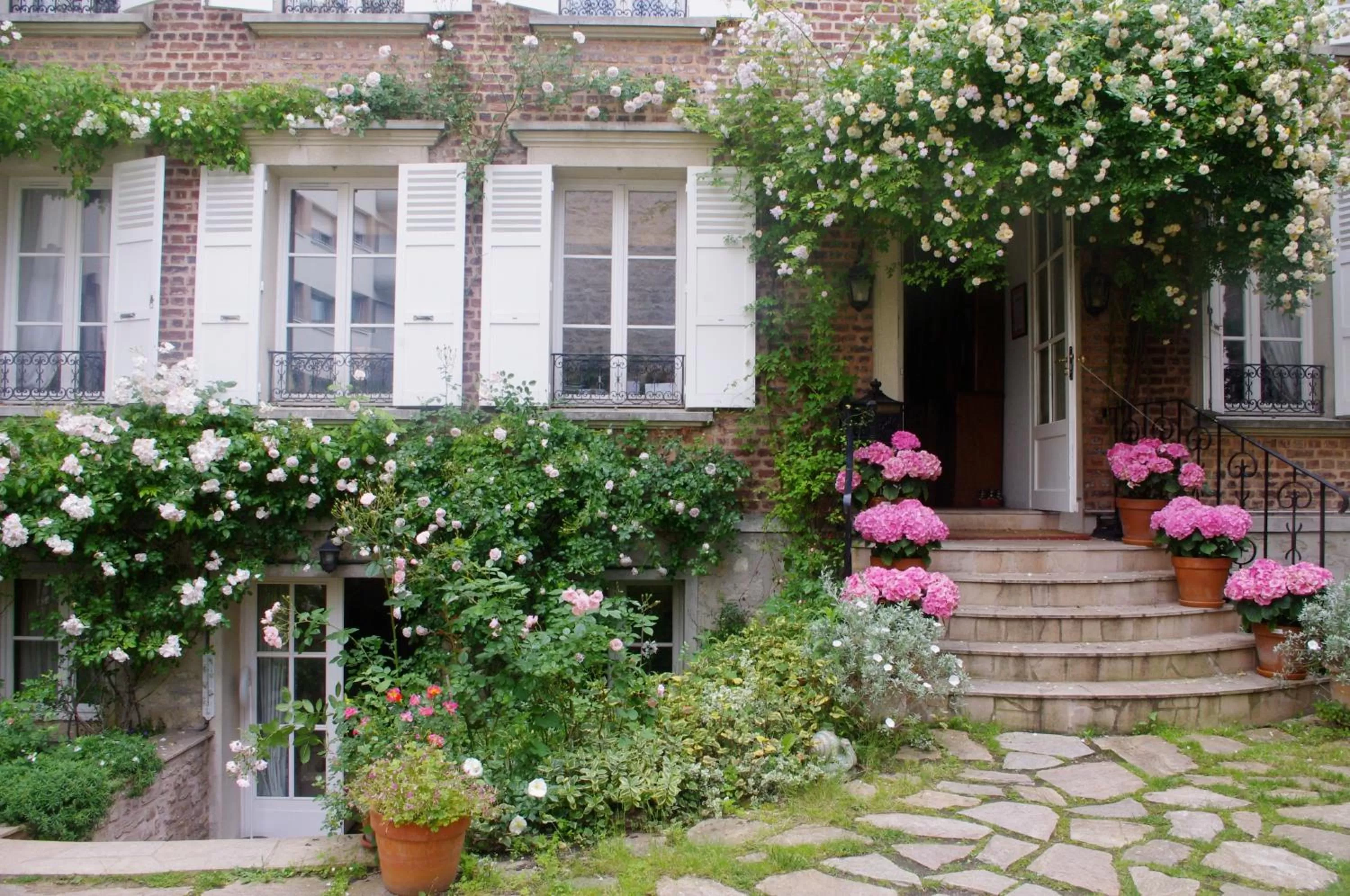 Facade/entrance in Villa Escudier Appart-hôtel