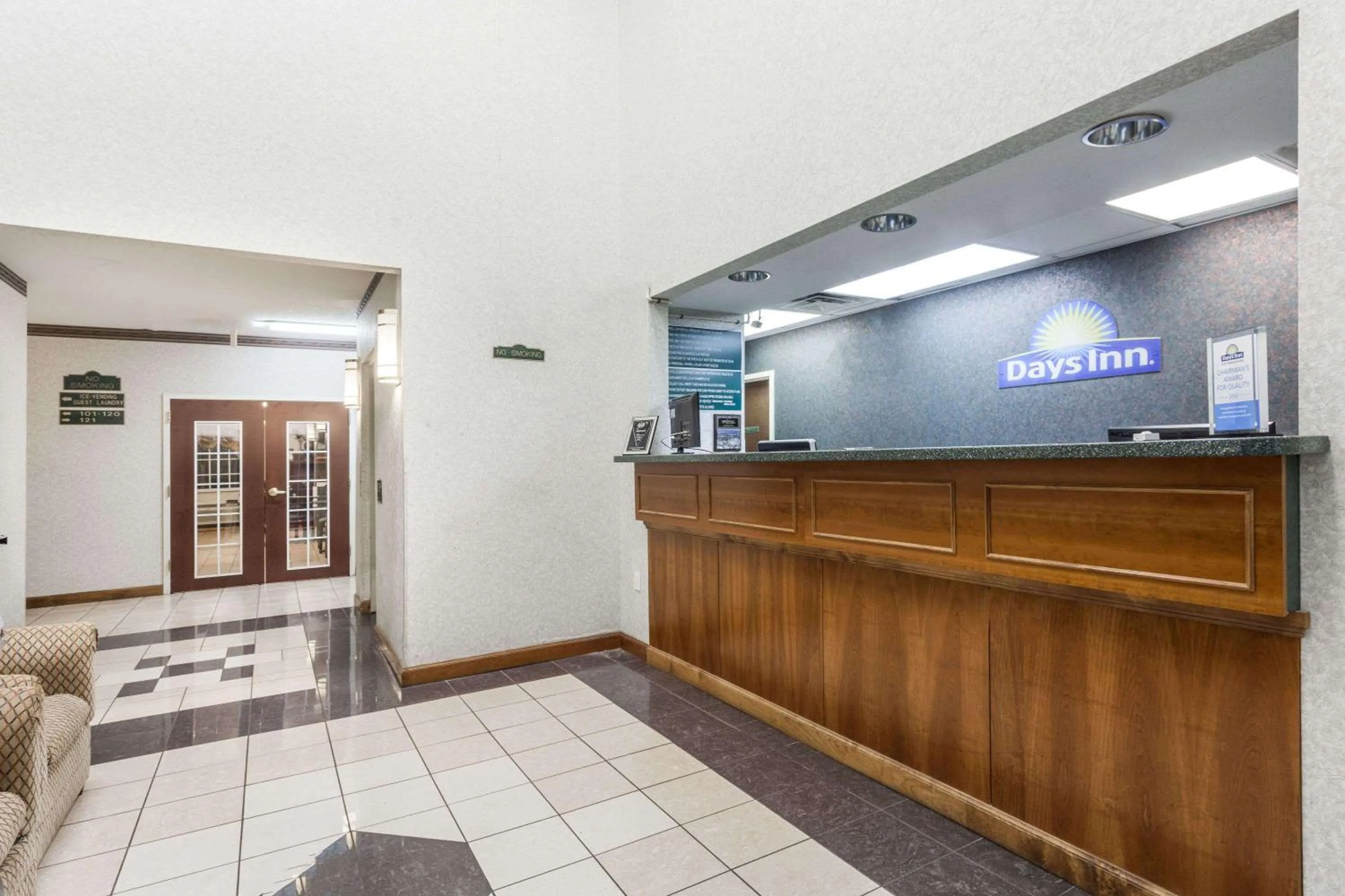Lobby or reception in Days Inn & Suites by Wyndham Huntsville