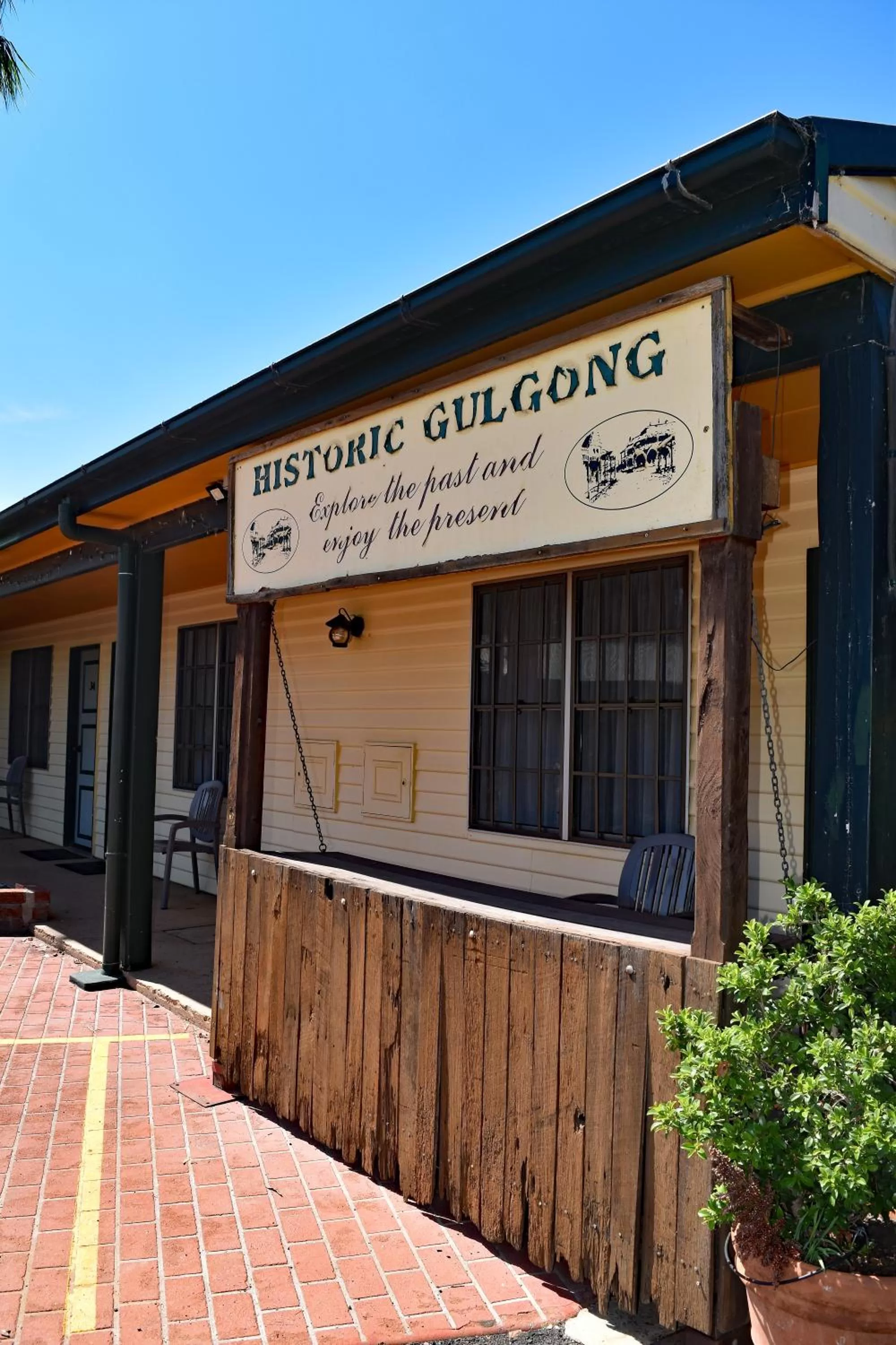 Ten Dollar Town Motel