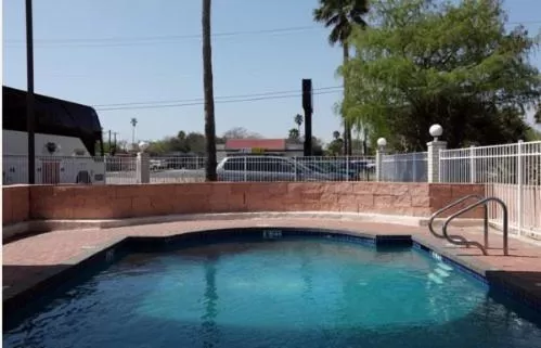 Swimming pool in Edinburg Executive Inn