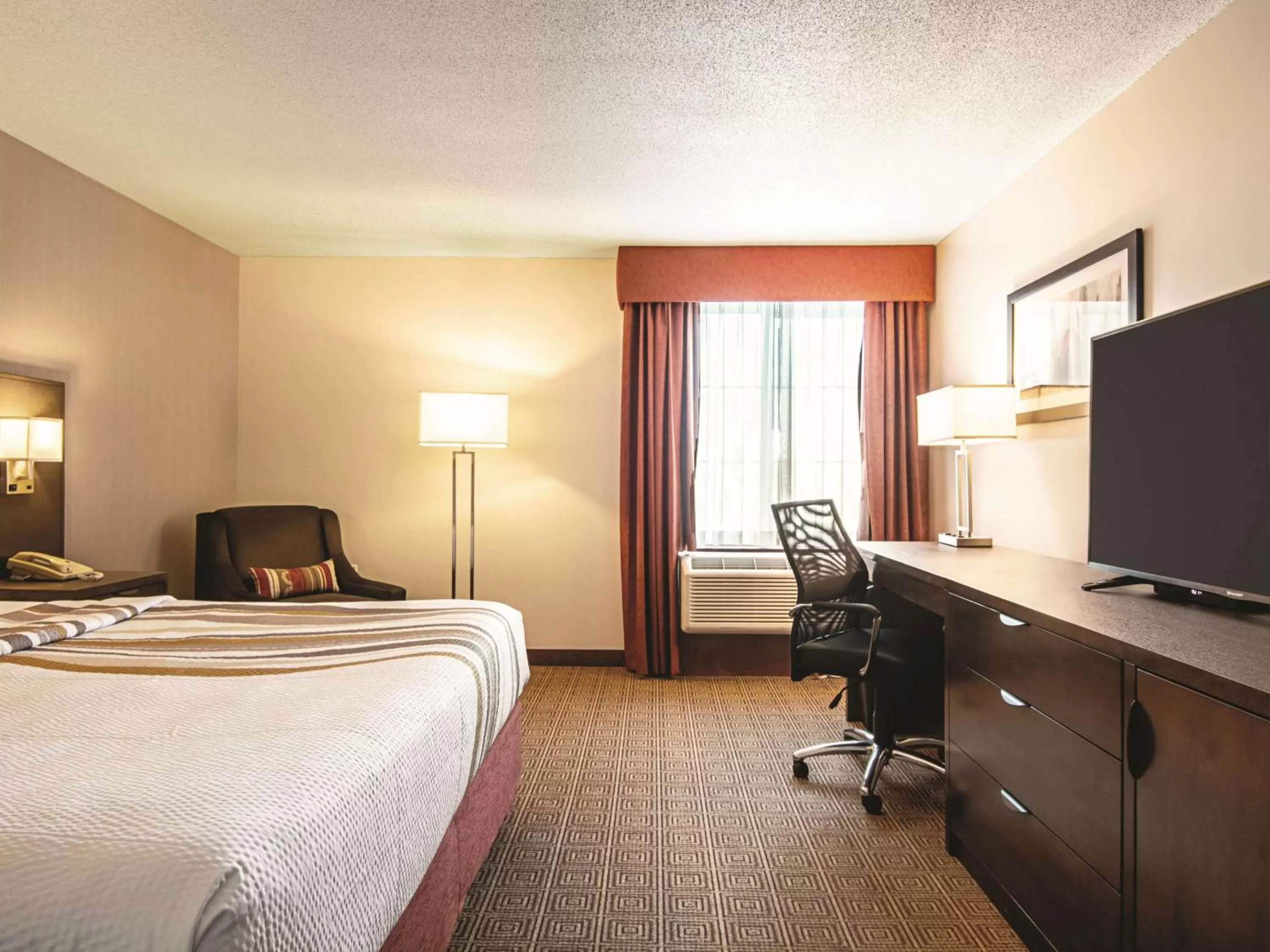 Photo of the whole room, Bed in La Quinta Inn by Wyndham Vancouver Airport