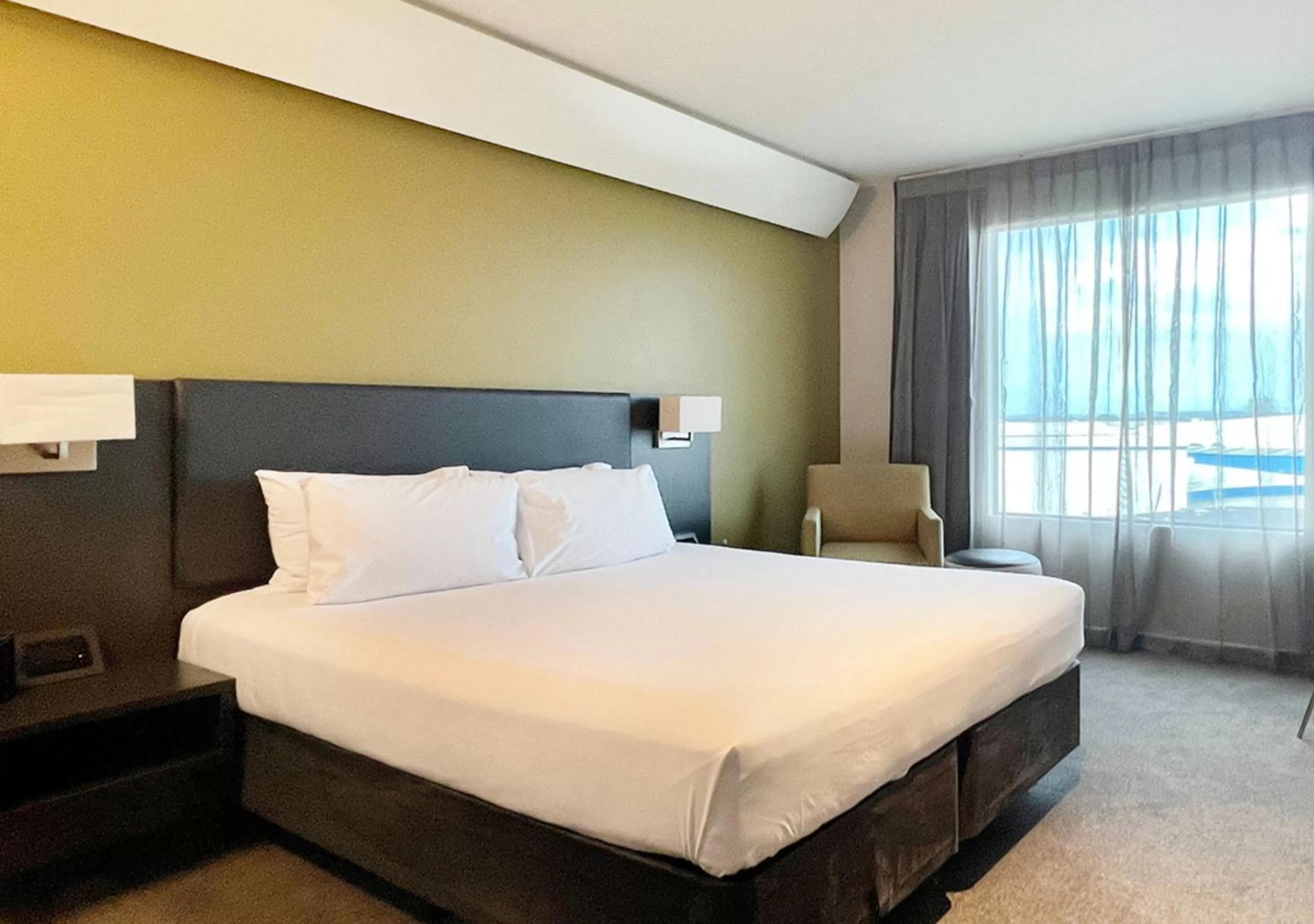 Bed in Sudima Auckland Airport