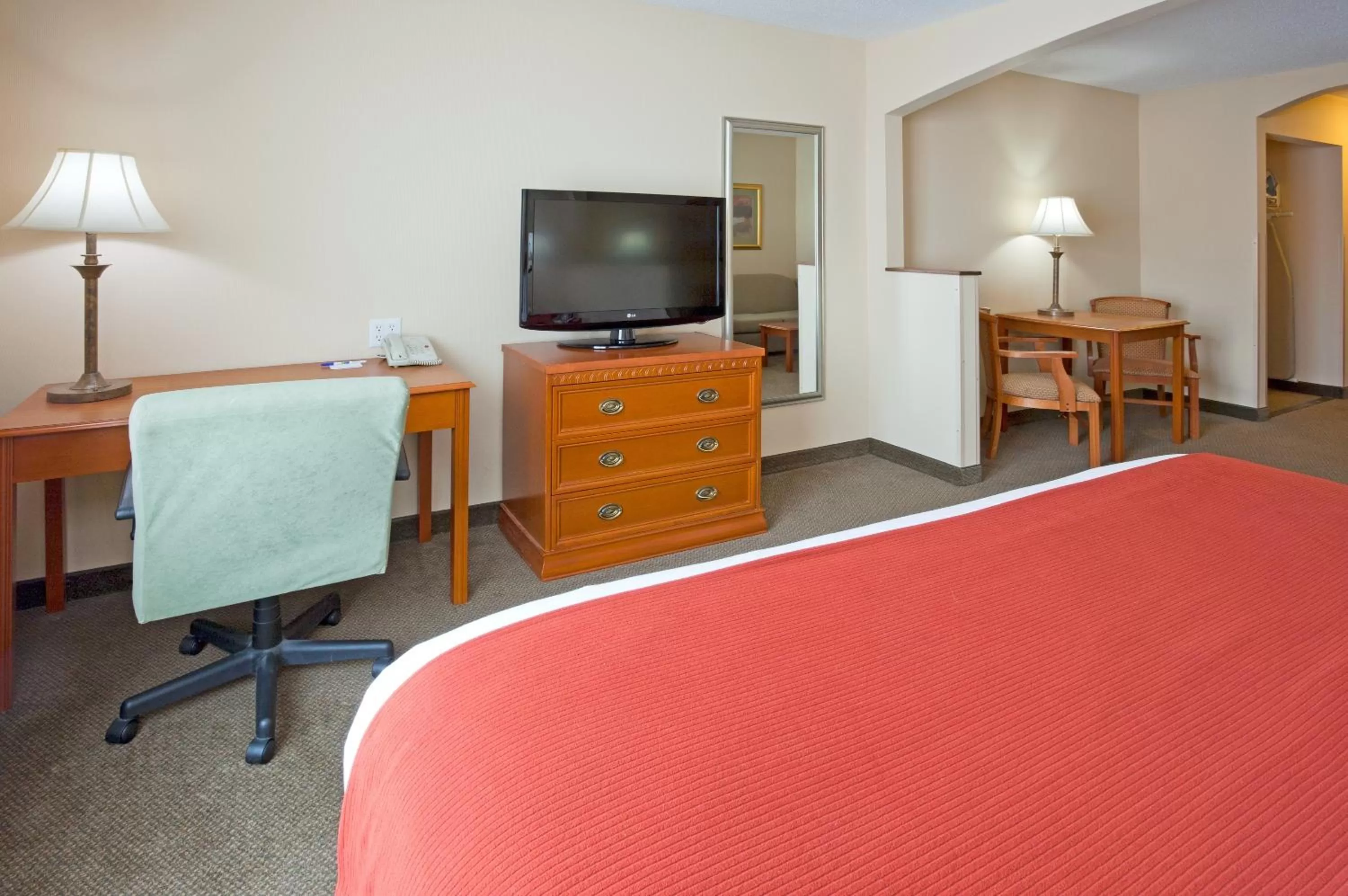 TV and multimedia, TV/Entertainment Center in Days Inn & Suites by Wyndham La Crosse-Onalaska