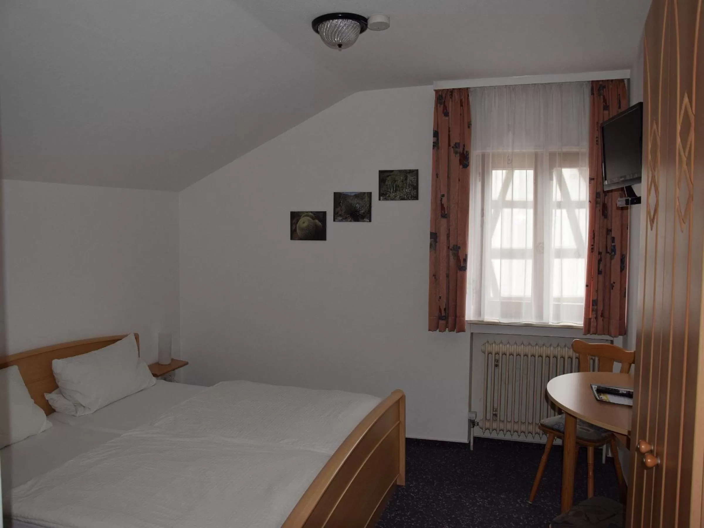 Photo of the whole room, Bed in Hotel Gästehaus Sonne