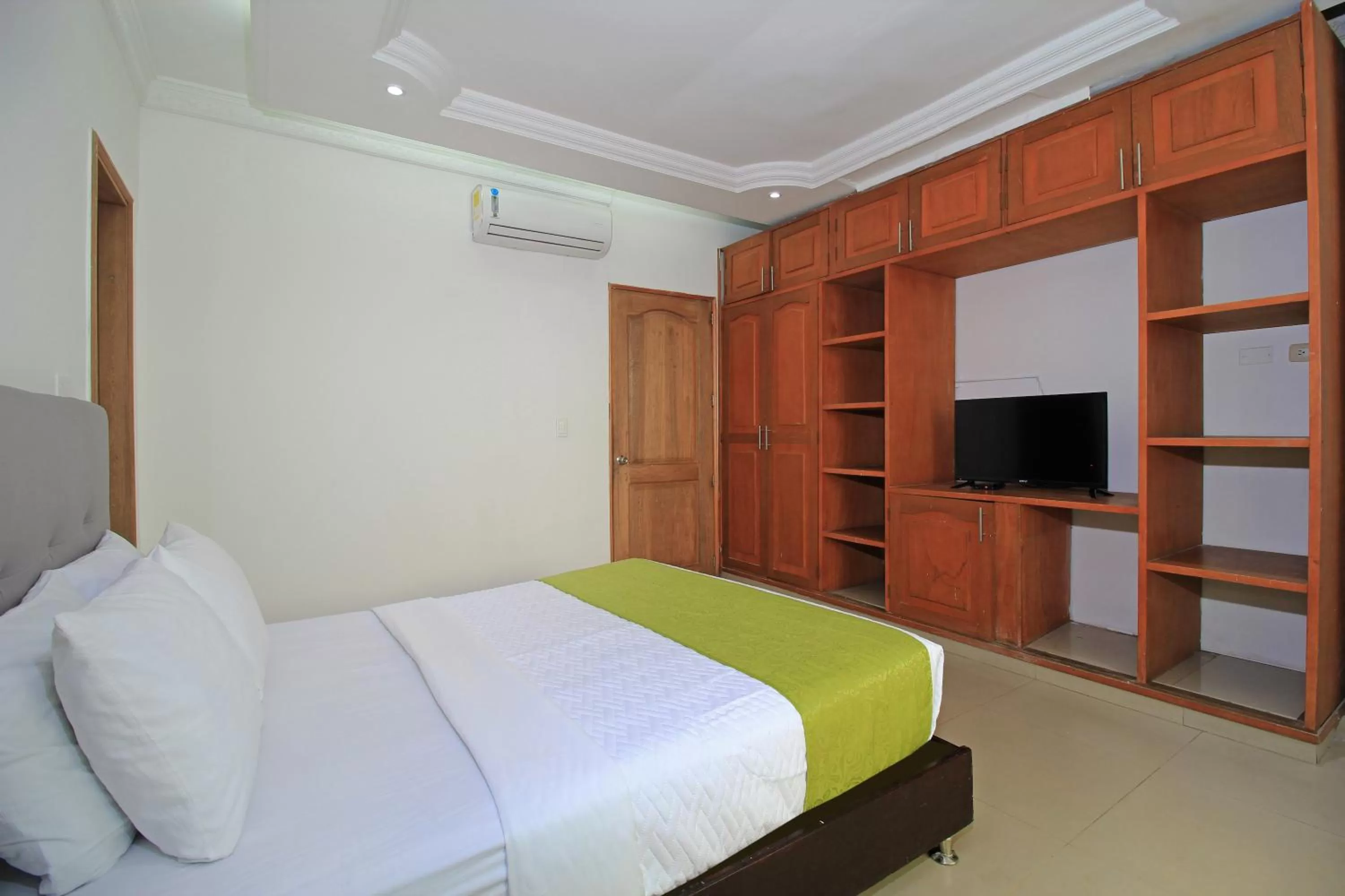 Communal lounge/ TV room, Bed in Hotel Abi Inn By GEH Suites