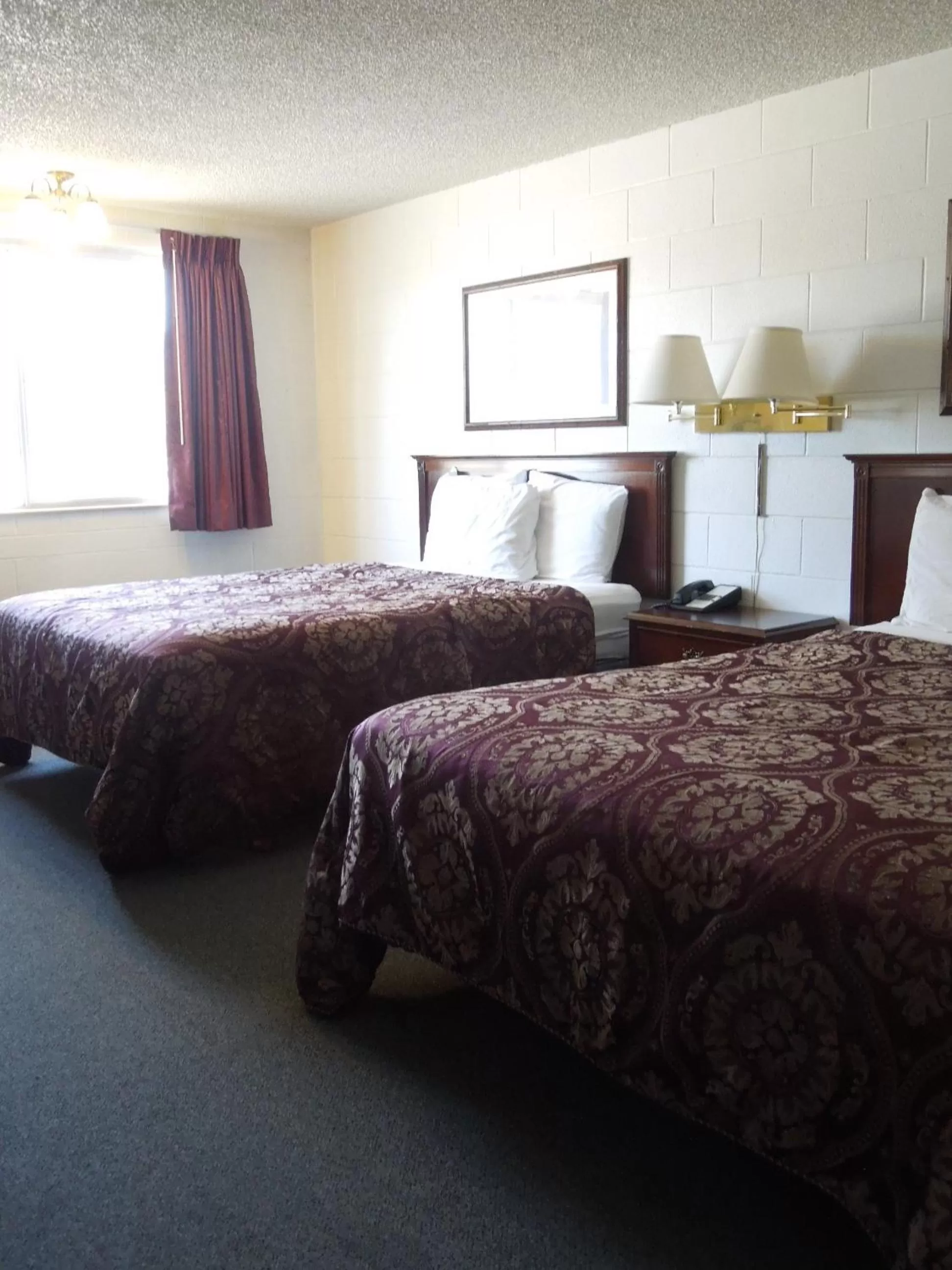 Bed in The Pines Motel