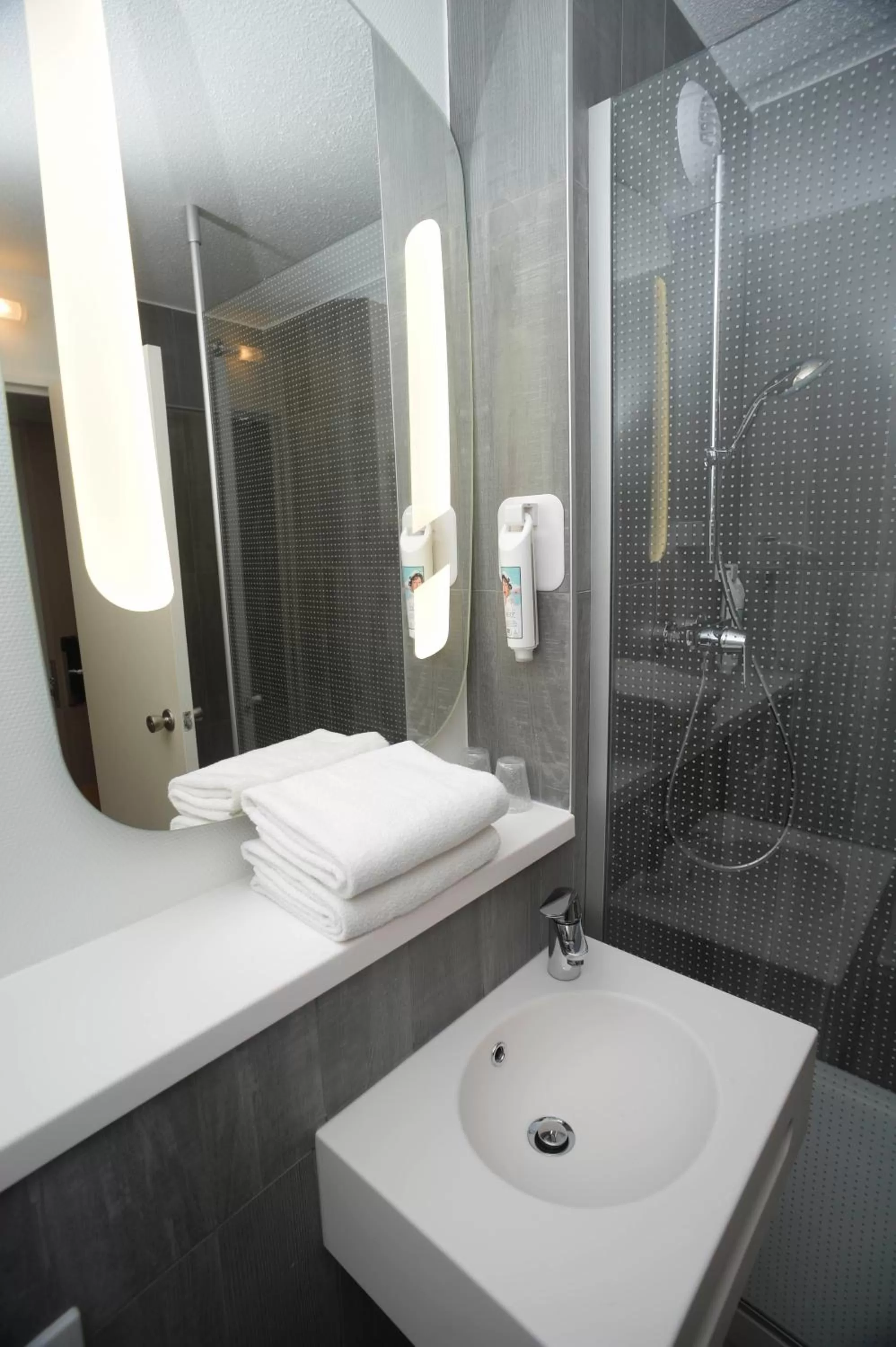 Bathroom in ibis Lyon Gerland Merieux