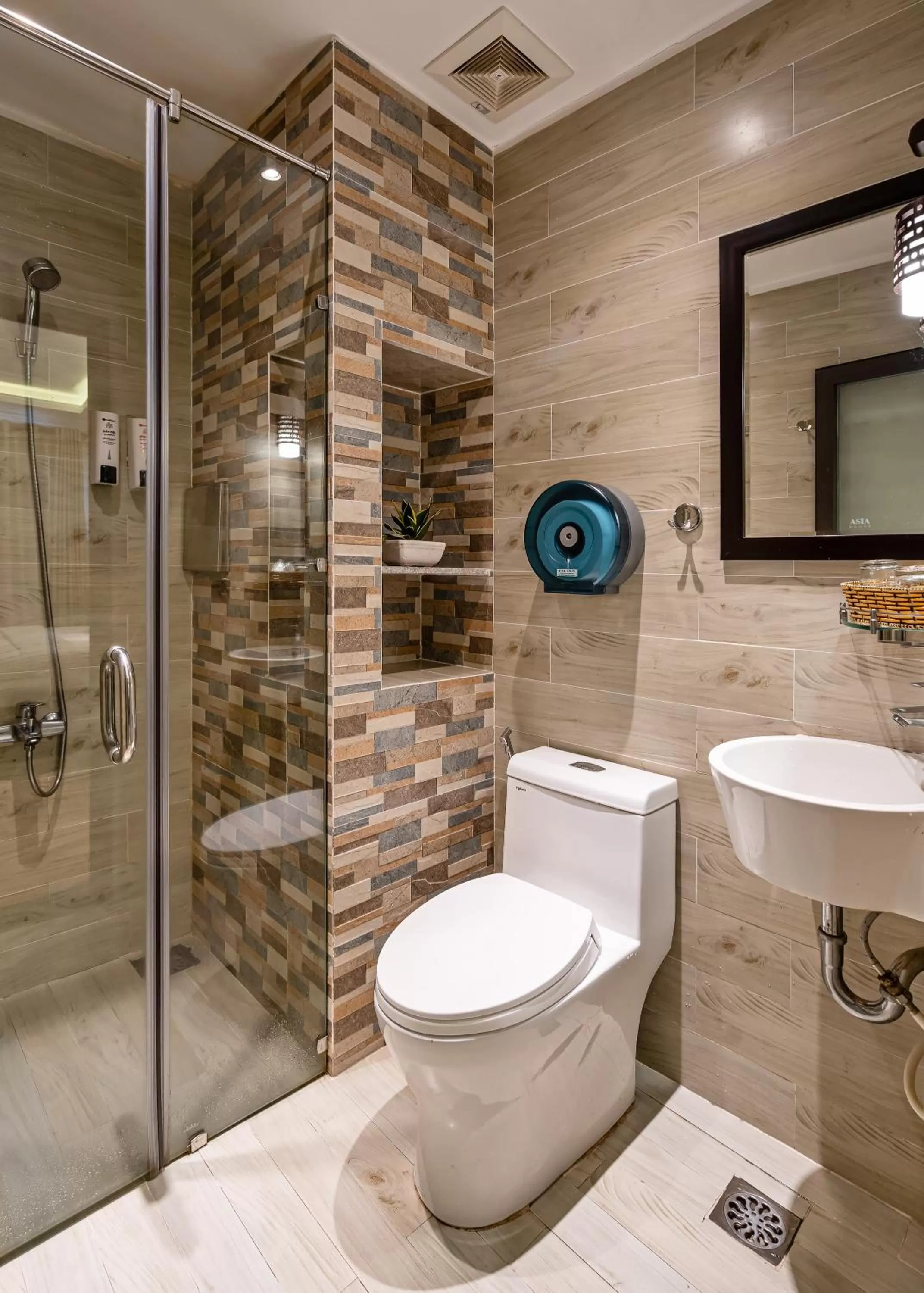 Bathroom in Lotus Laverne Hotel