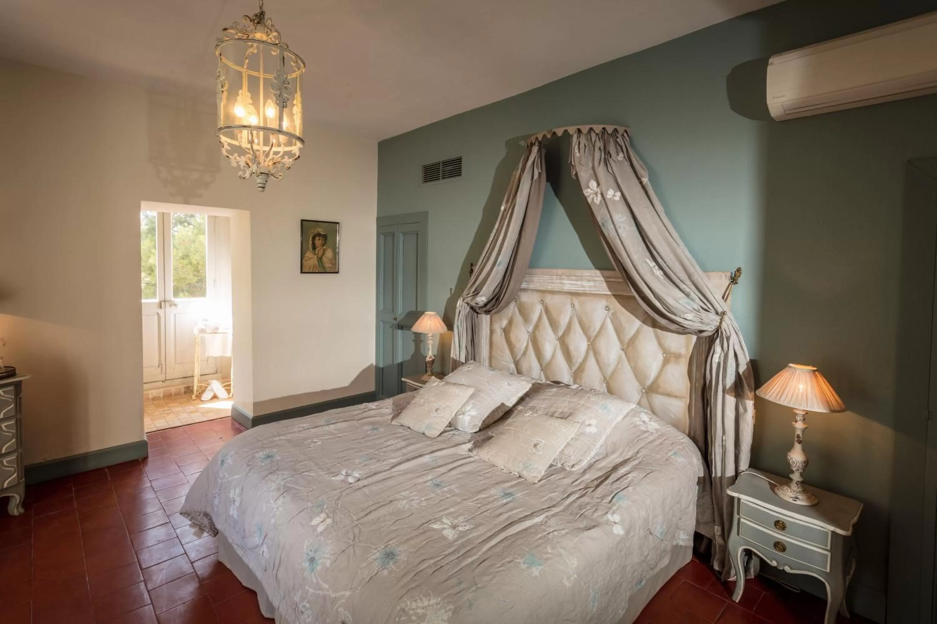 Photo of the whole room, Bed in Château le Bouïs