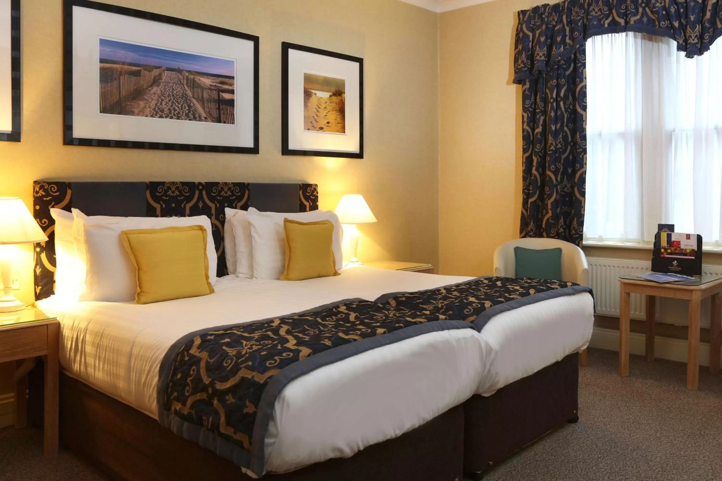 Photo of the whole room in Norfolk Royale Hotel