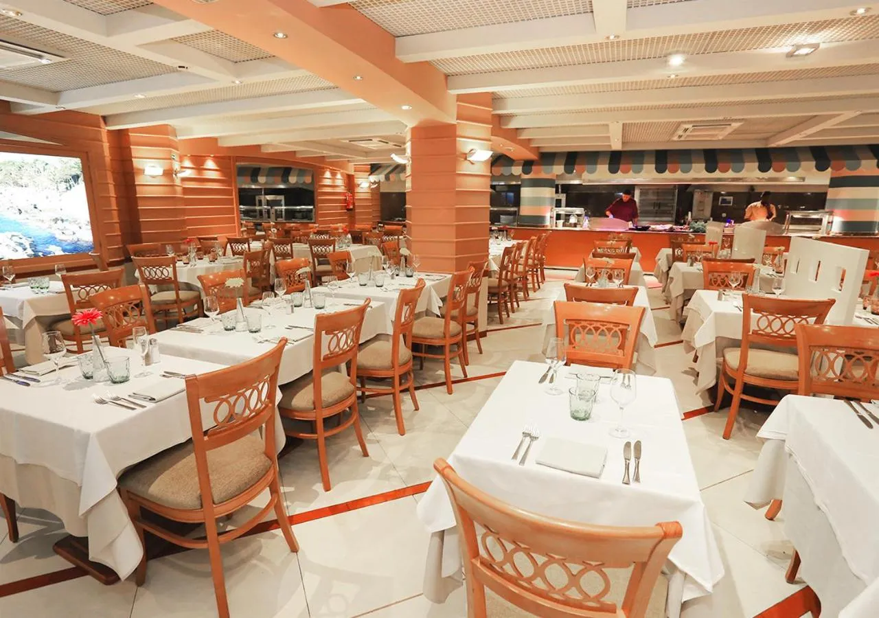 Restaurant/places to eat in KAKTUS Hotel Volga