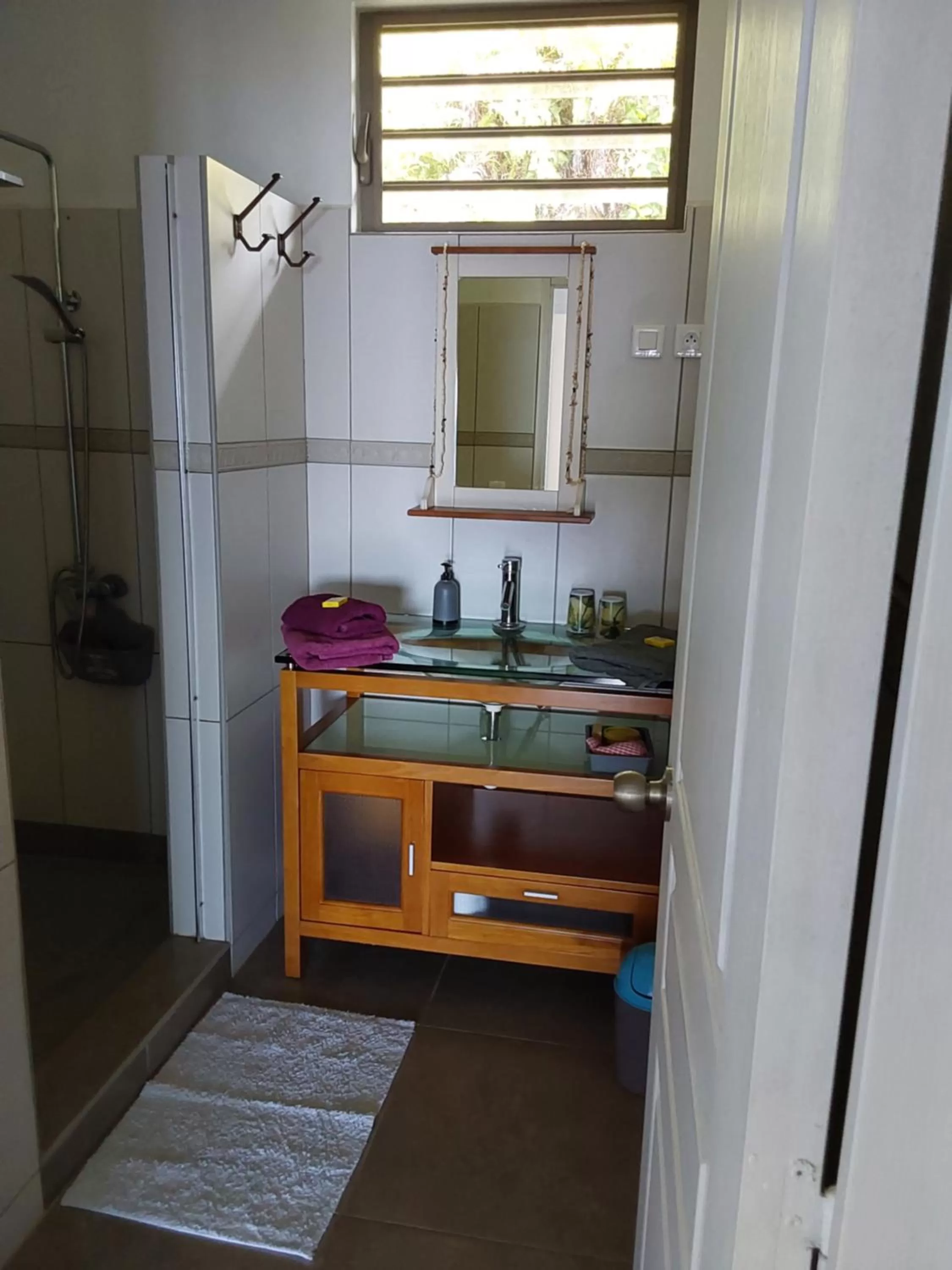 Shower, Bathroom in Faré Mahi Mahi