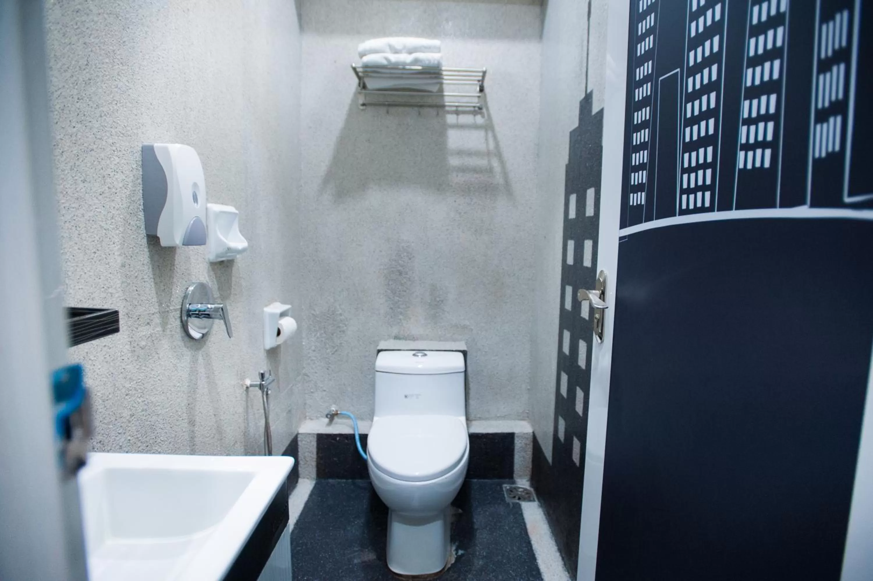 Toilet in DJ Citi Point Hotel