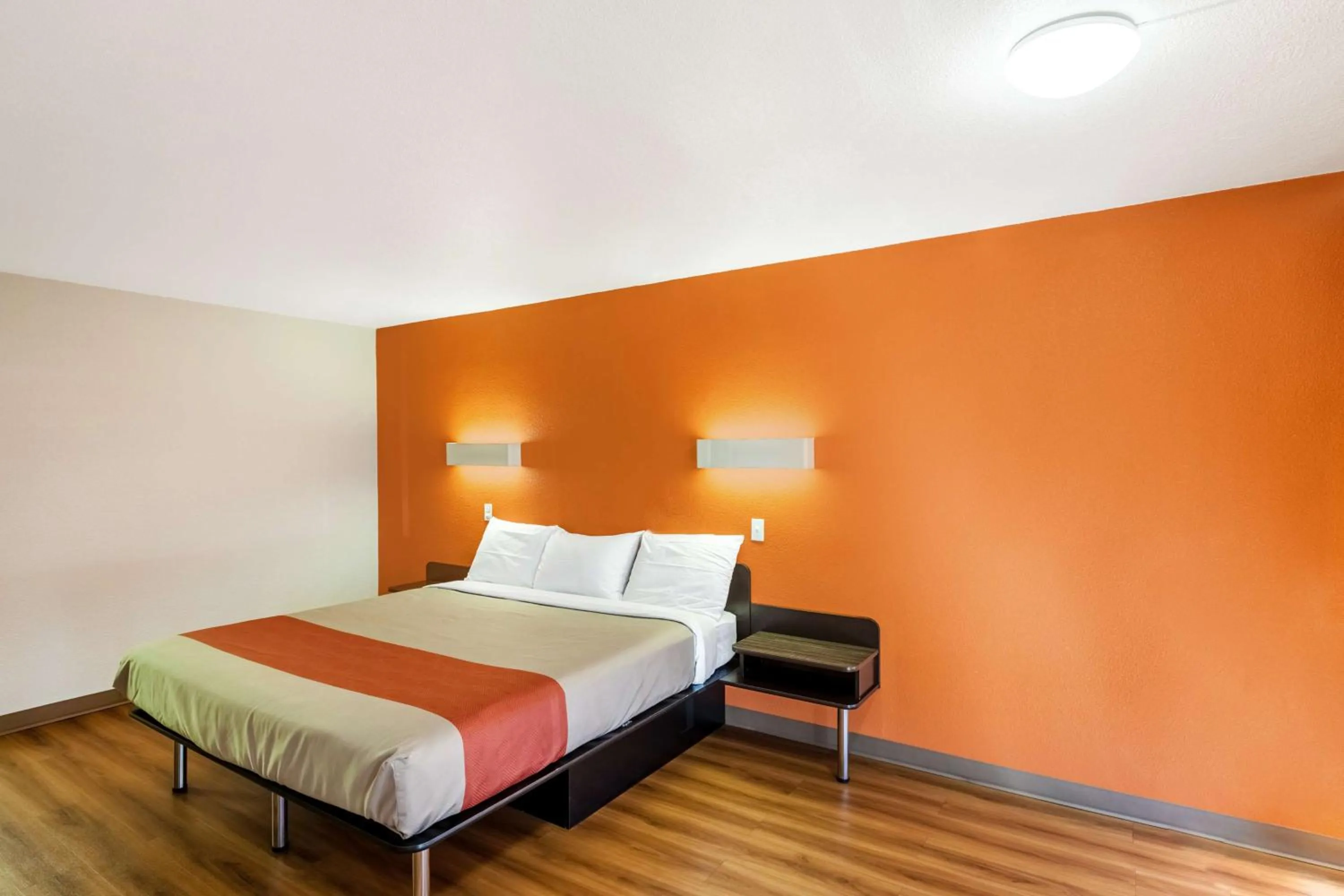 Photo of the whole room, Bed in Motel 6 Fort Worth, Tx - Stockyards