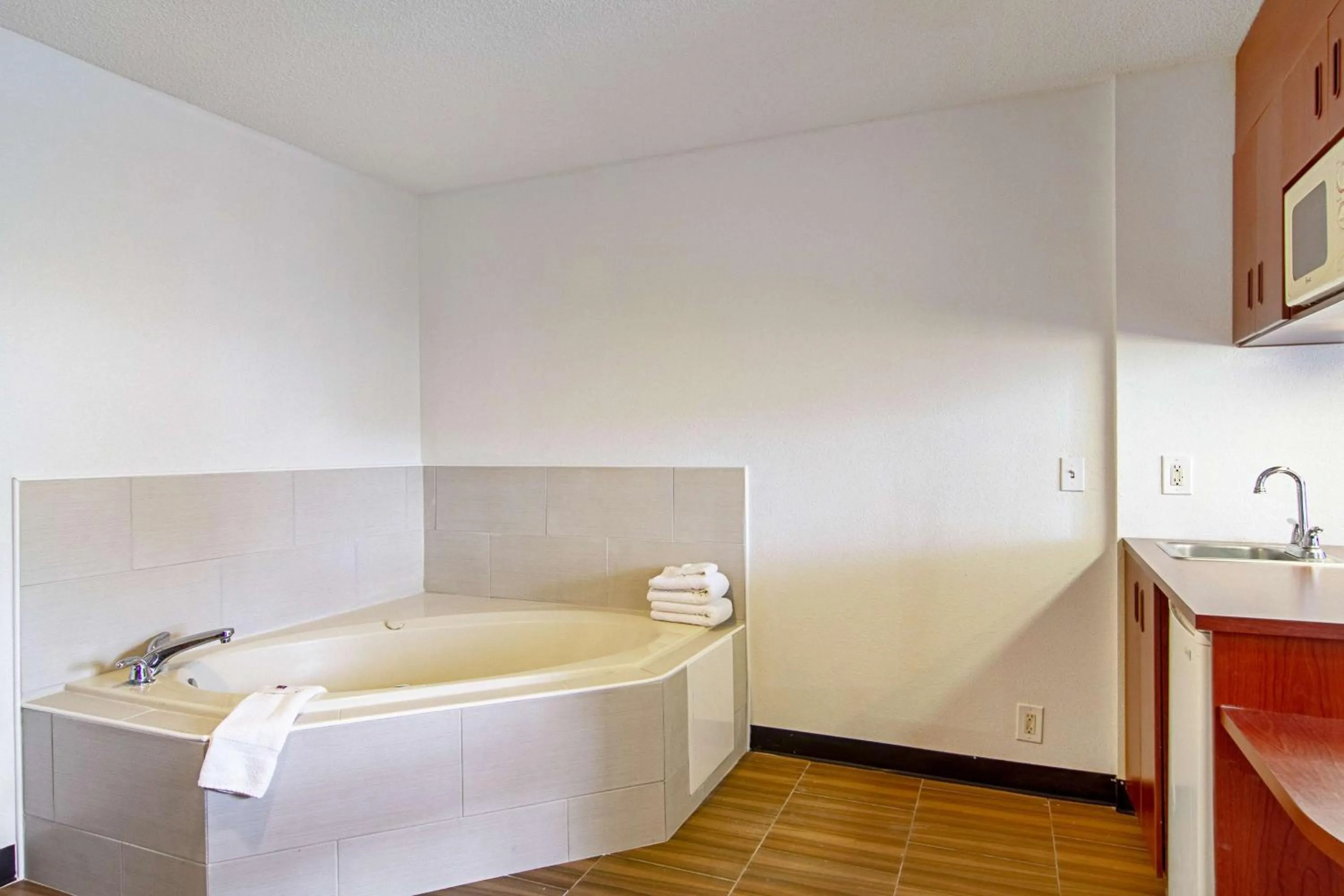 Spa and wellness centre/facilities, Bed in Americas Best Value Inn & Suites Brunswick