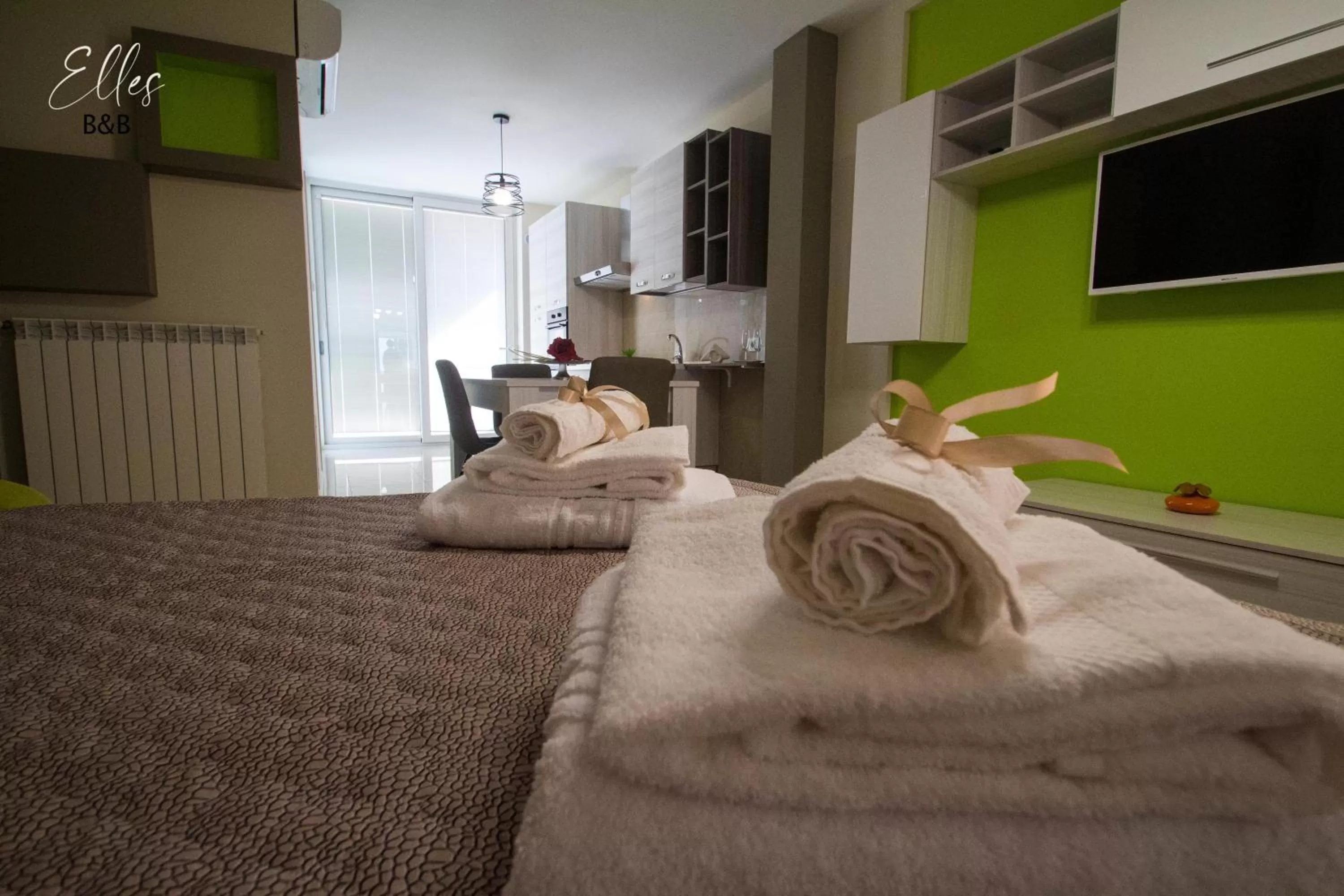 Communal lounge/ TV room, Bed in B&B Elles con parcheggio interno