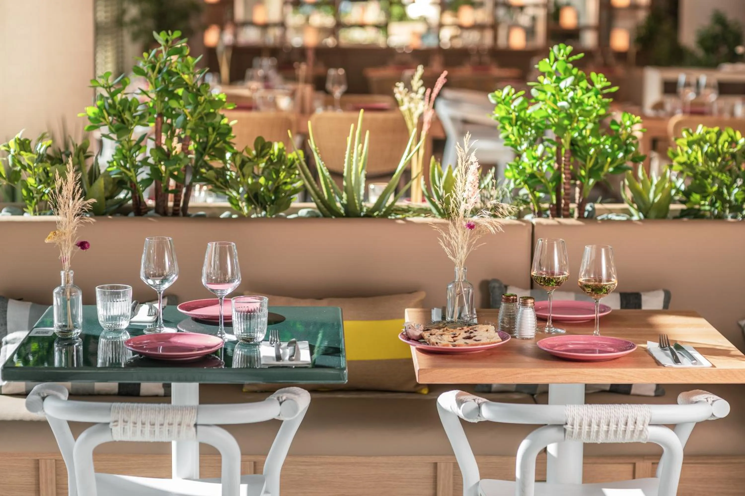 Restaurant/places to eat in Novotel Paris Porte Versailles