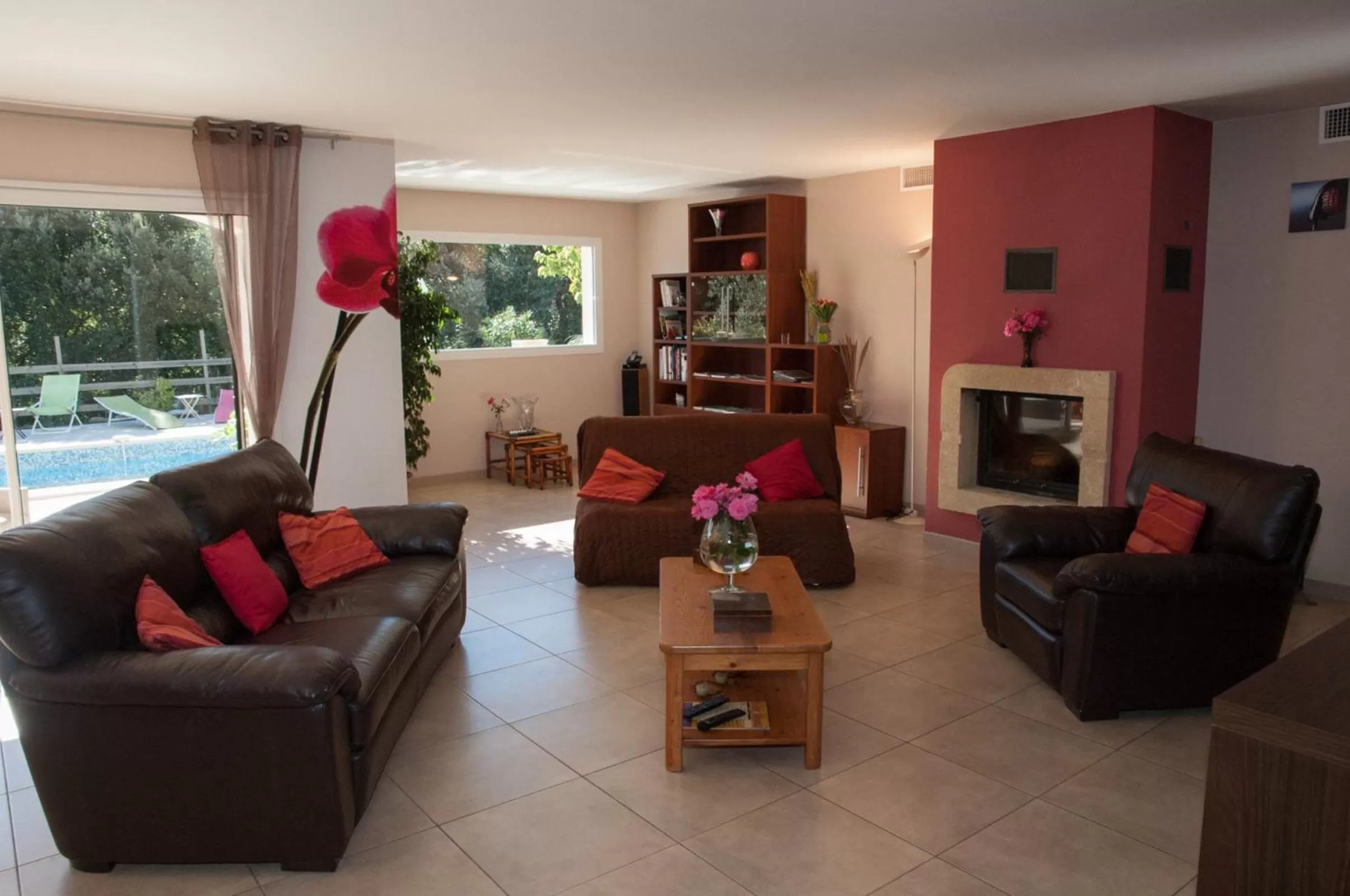 Communal lounge/ TV room in Le Mas Pinède